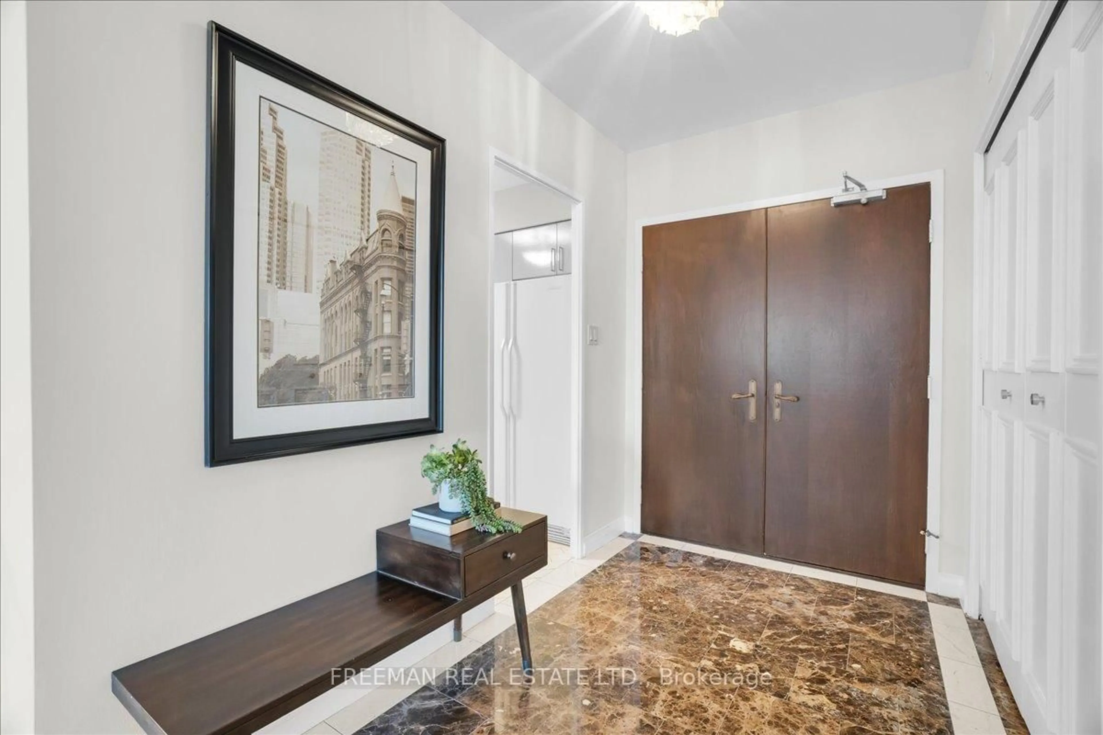 Indoor entryway for 350 Lonsdale Rd #303, Toronto Ontario M5P 1R6
