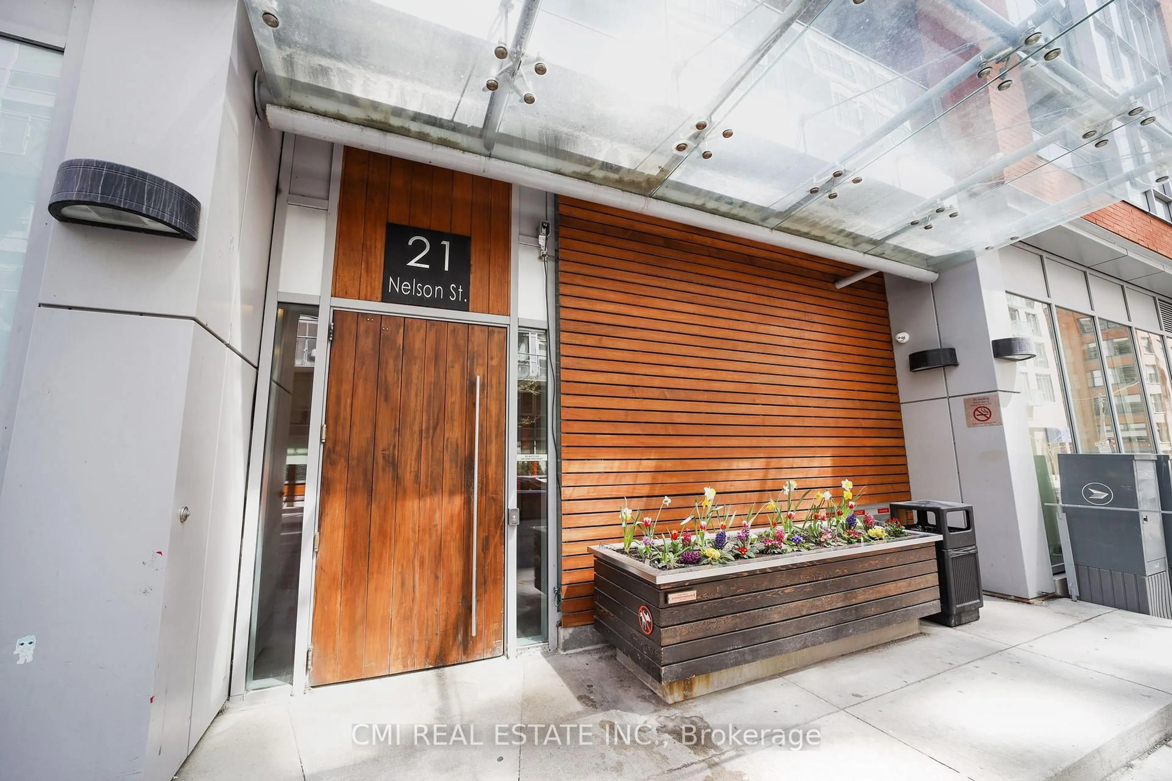 Indoor foyer for 21 Nelson St #LPH30, Toronto Ontario M5V 3H9