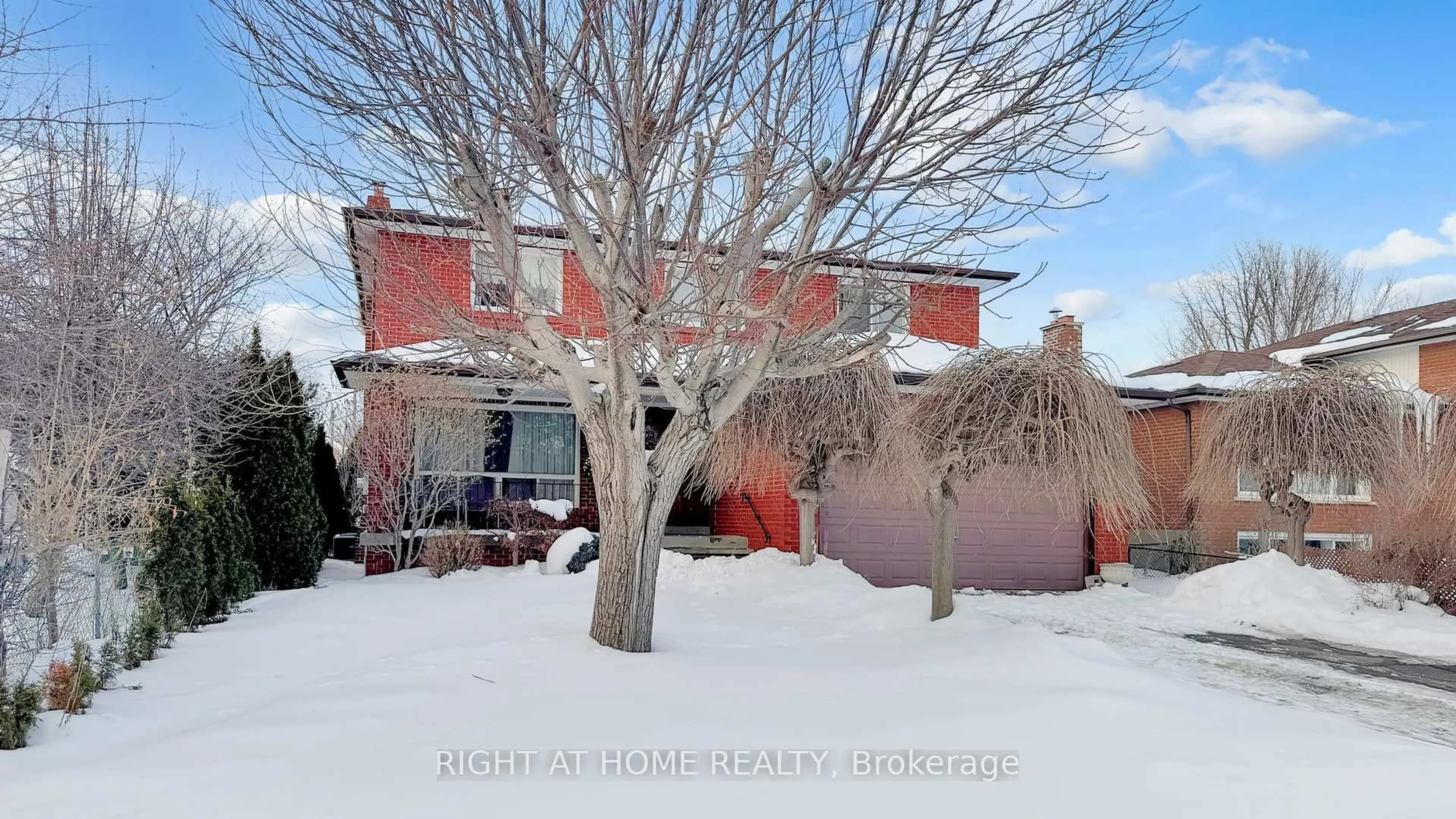 A pic from outside/outdoor area/front of a property/back of a property/a pic from drone, street for 94 Madawaska Ave, Toronto Ontario M2M 2R4