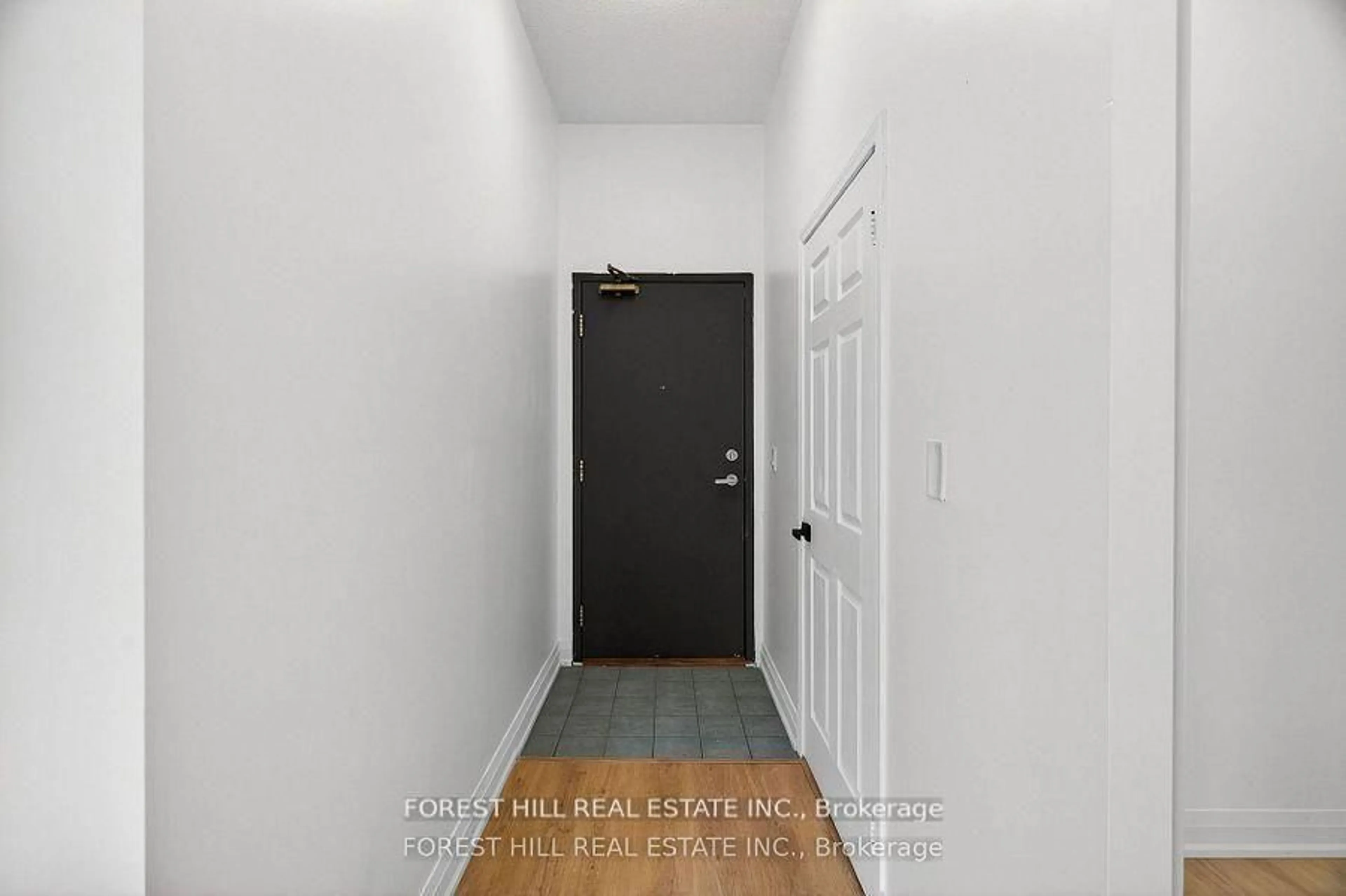 Indoor entryway for 5940 Yonge St #102, Toronto Ontario M2M 4M6