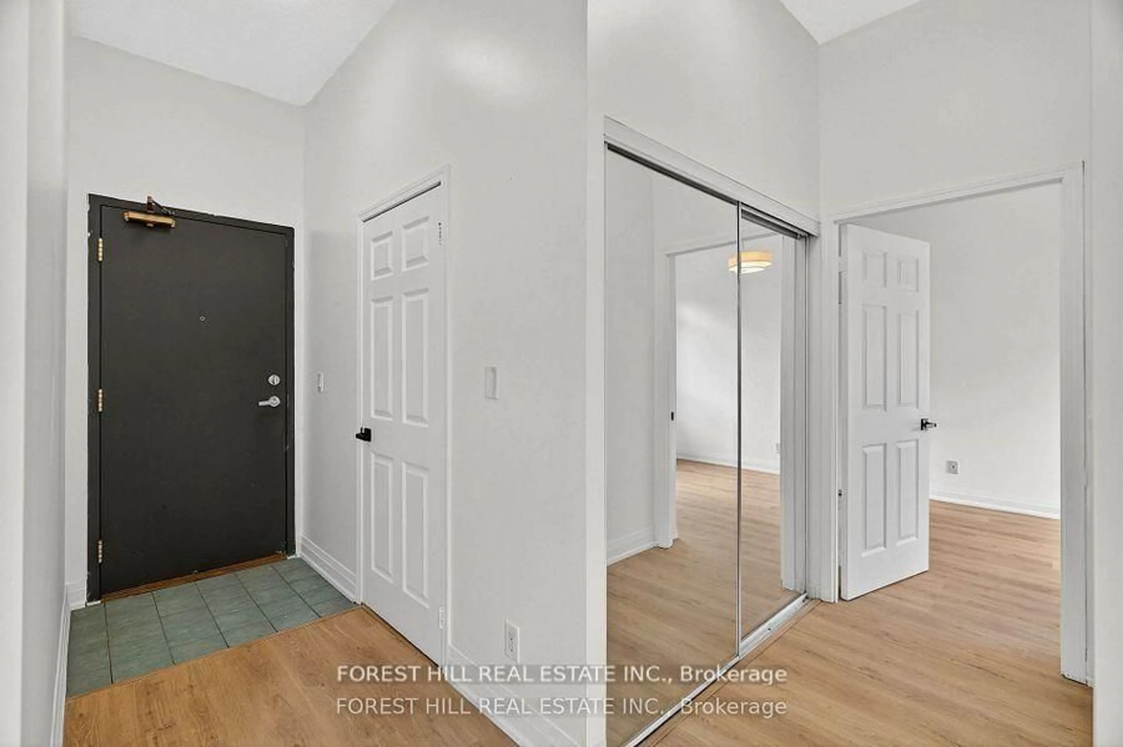 Indoor entryway for 5940 Yonge St #102, Toronto Ontario M2M 4M6