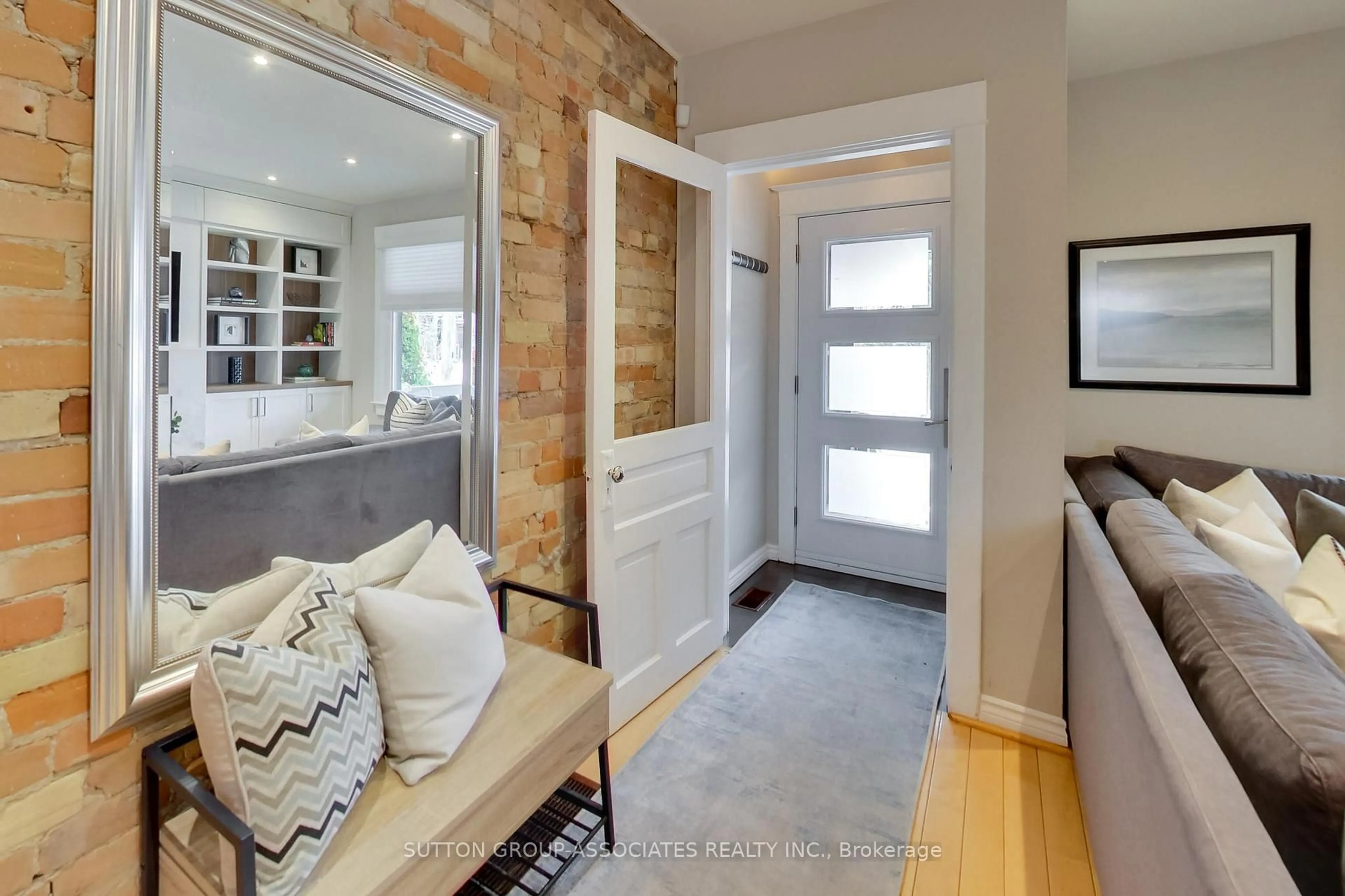 Indoor entryway for 75 Arlington Ave, Toronto Ontario M6G 3L2