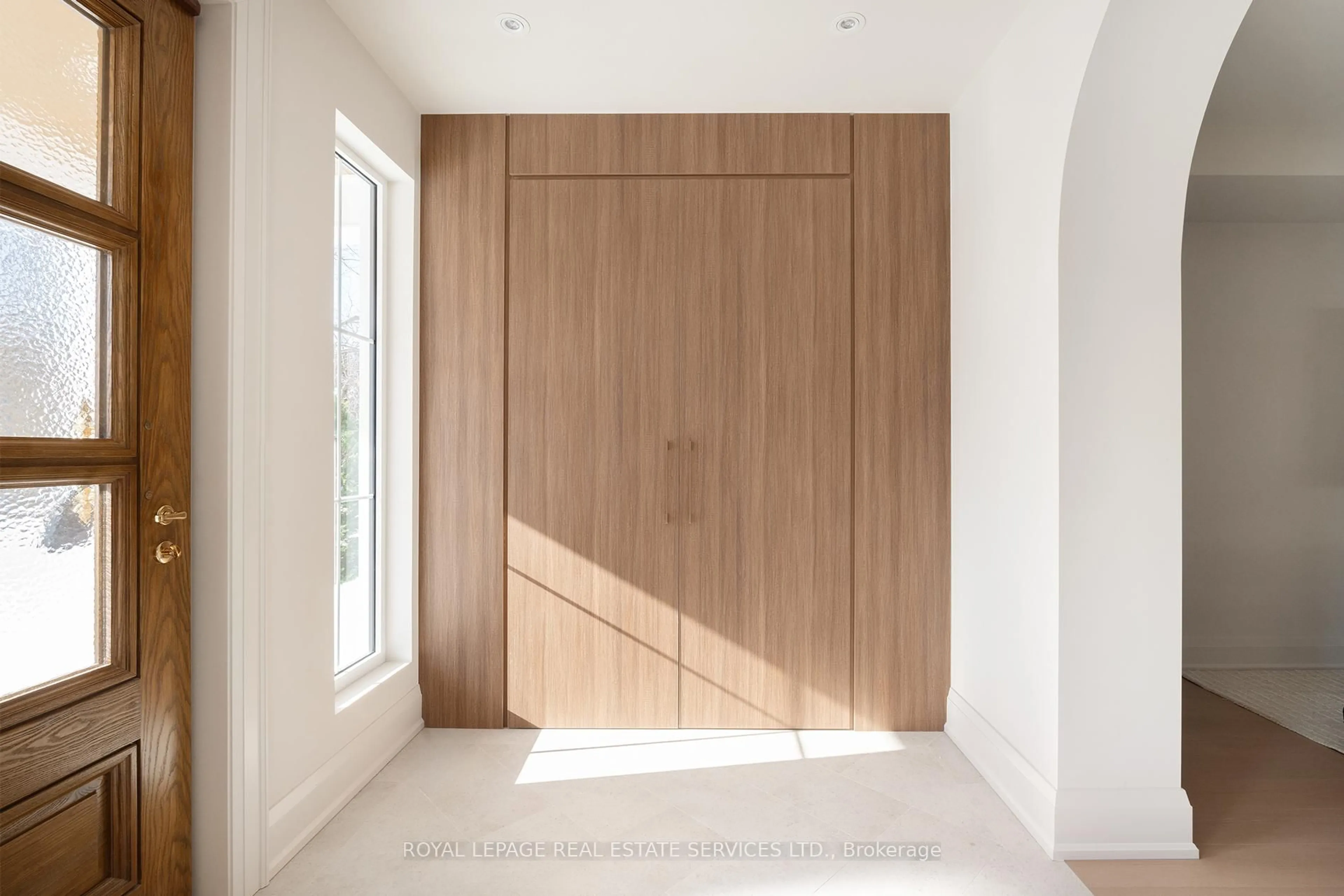 Indoor entryway for 168 Bedford Park Ave, Toronto Ontario M5M 1J3