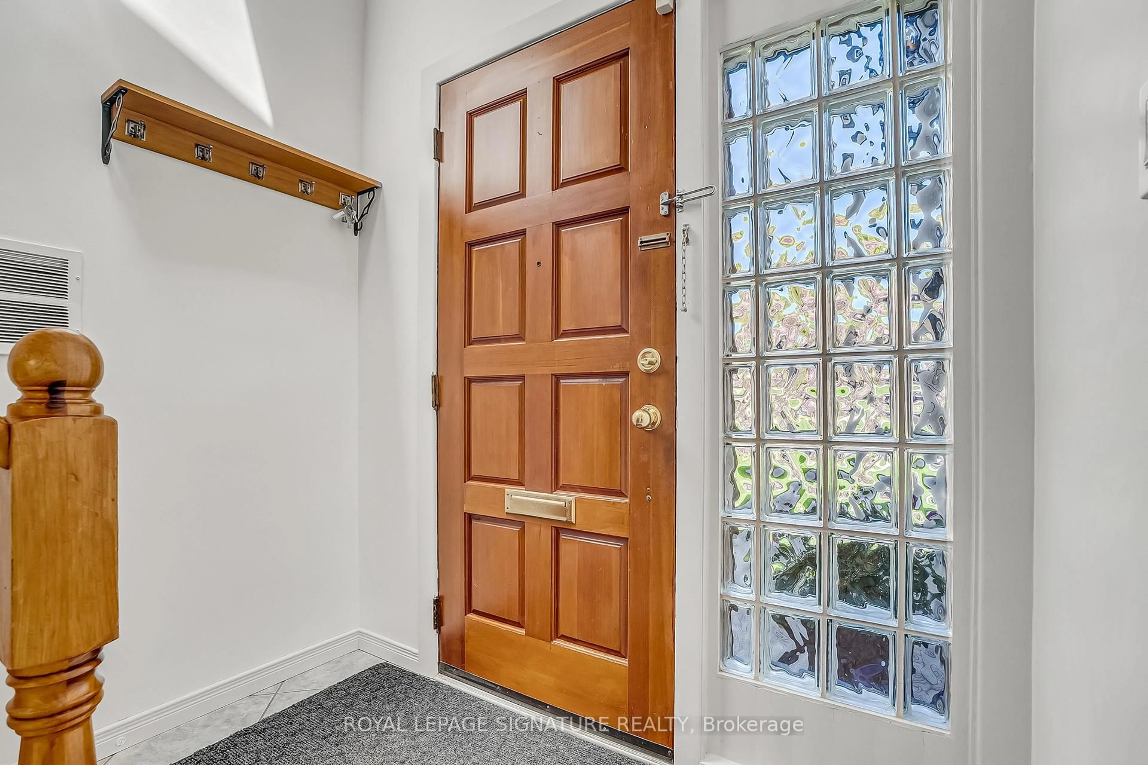 Indoor entryway for 136 Three Valleys Dr, Toronto Ontario M3A 3B9