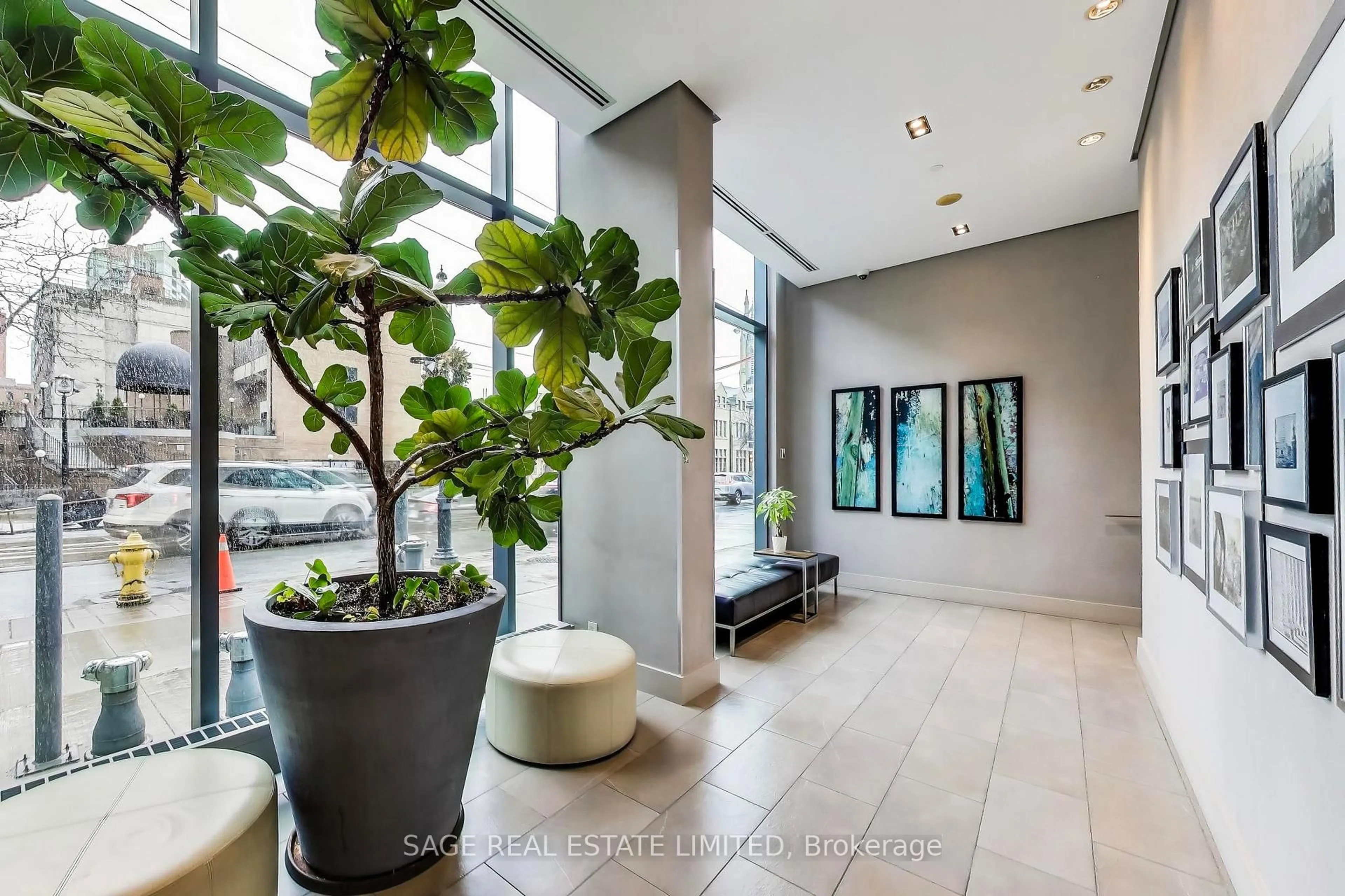 Indoor foyer for 33 Lombard St #4004, Toronto Ontario M5C 3H8