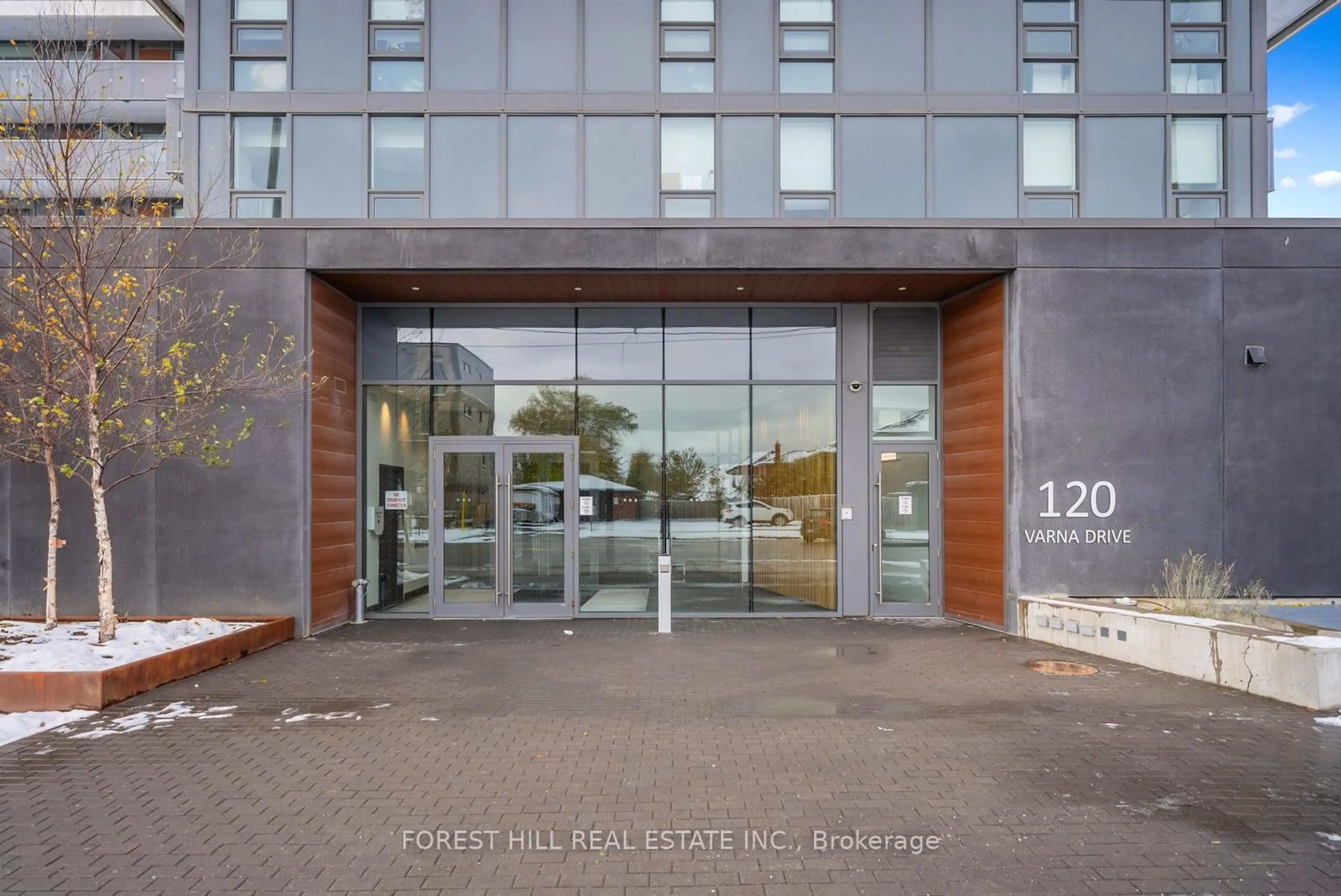 Indoor foyer for 120 Varna Dr #423, Toronto Ontario M6A 0B3