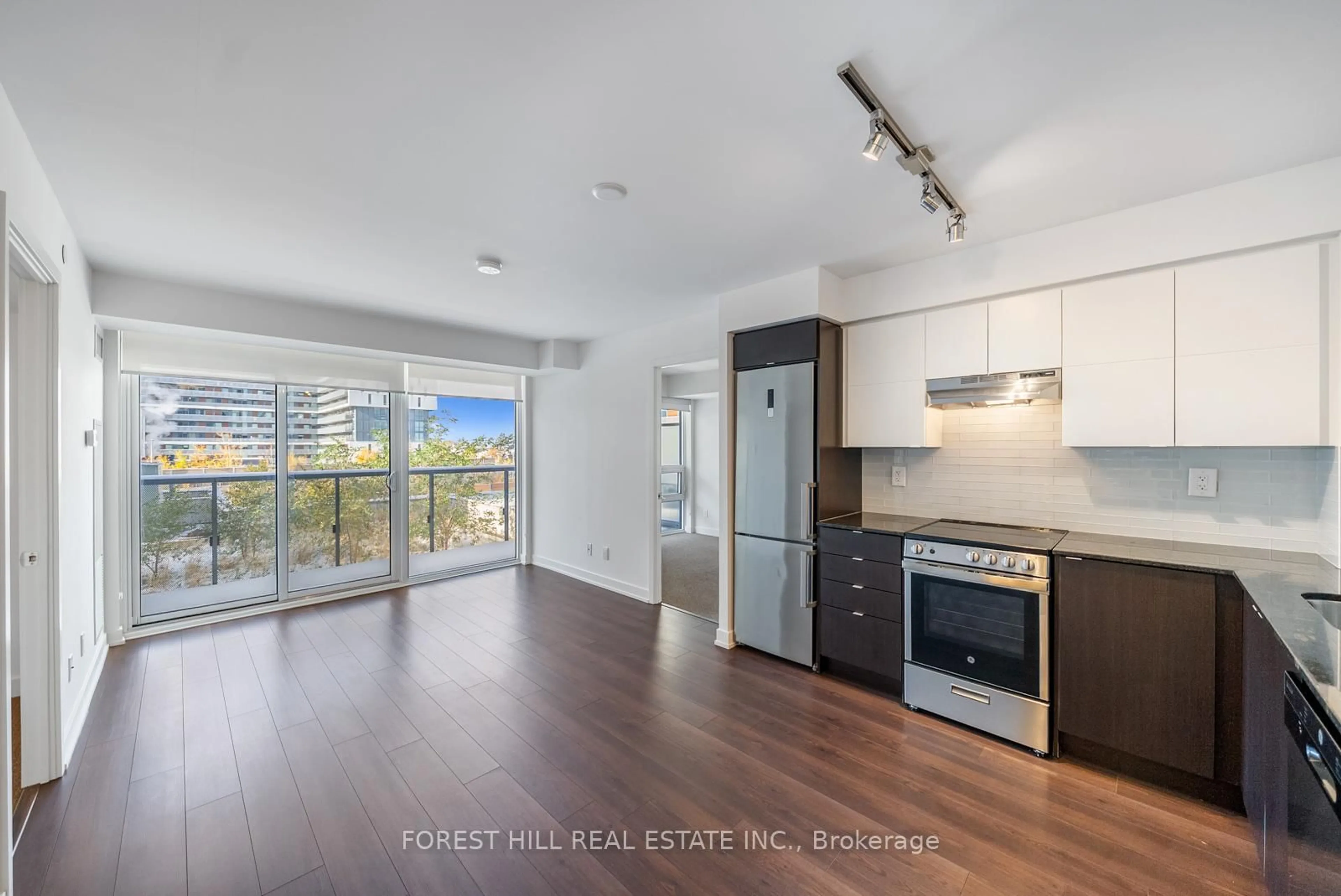 Open concept kitchen, wood/laminate floor for 120 Varna Dr #423, Toronto Ontario M6A 0B3