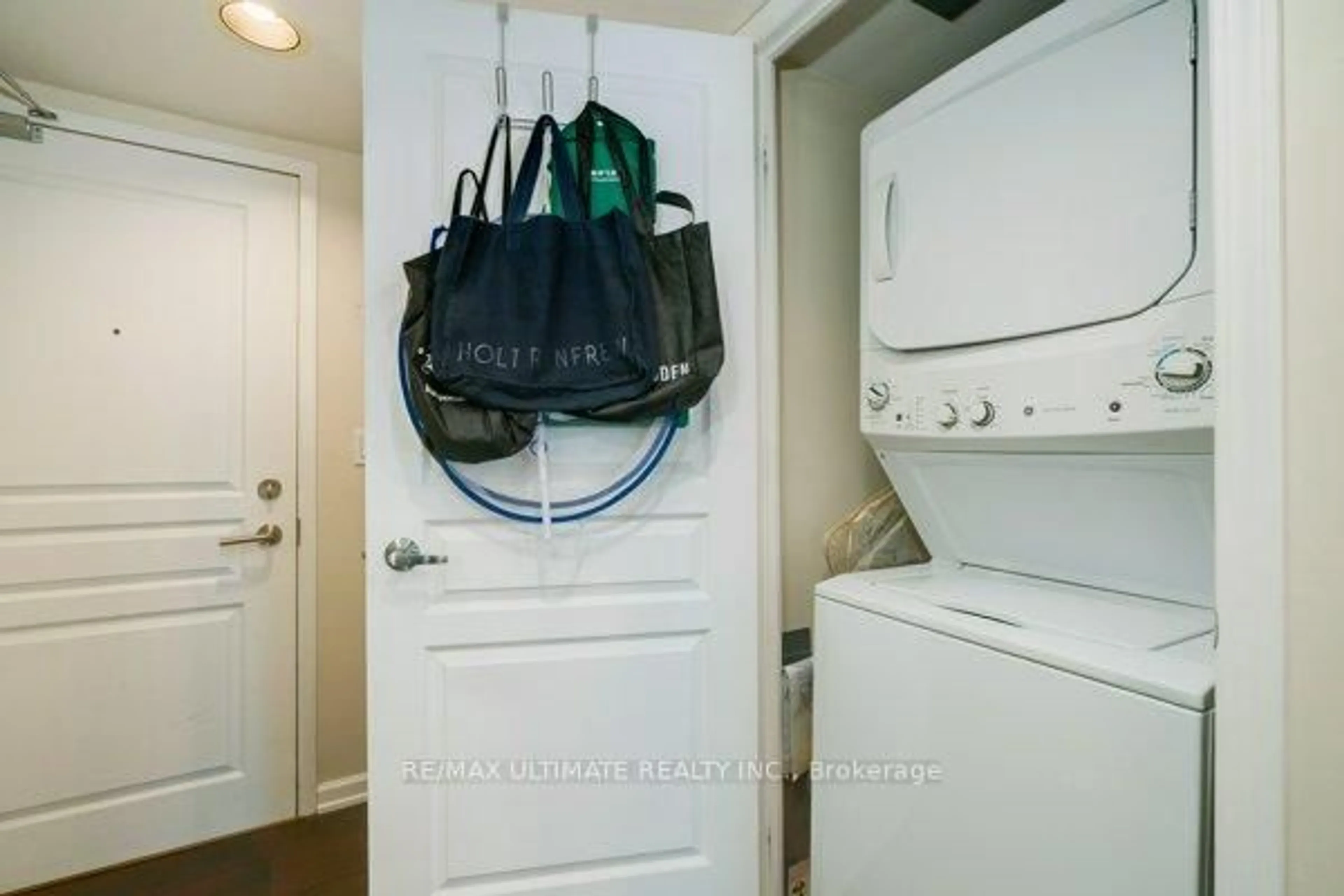 Laundry room for 140 Simcoe St #1004, Toronto Ontario M5H 4E9