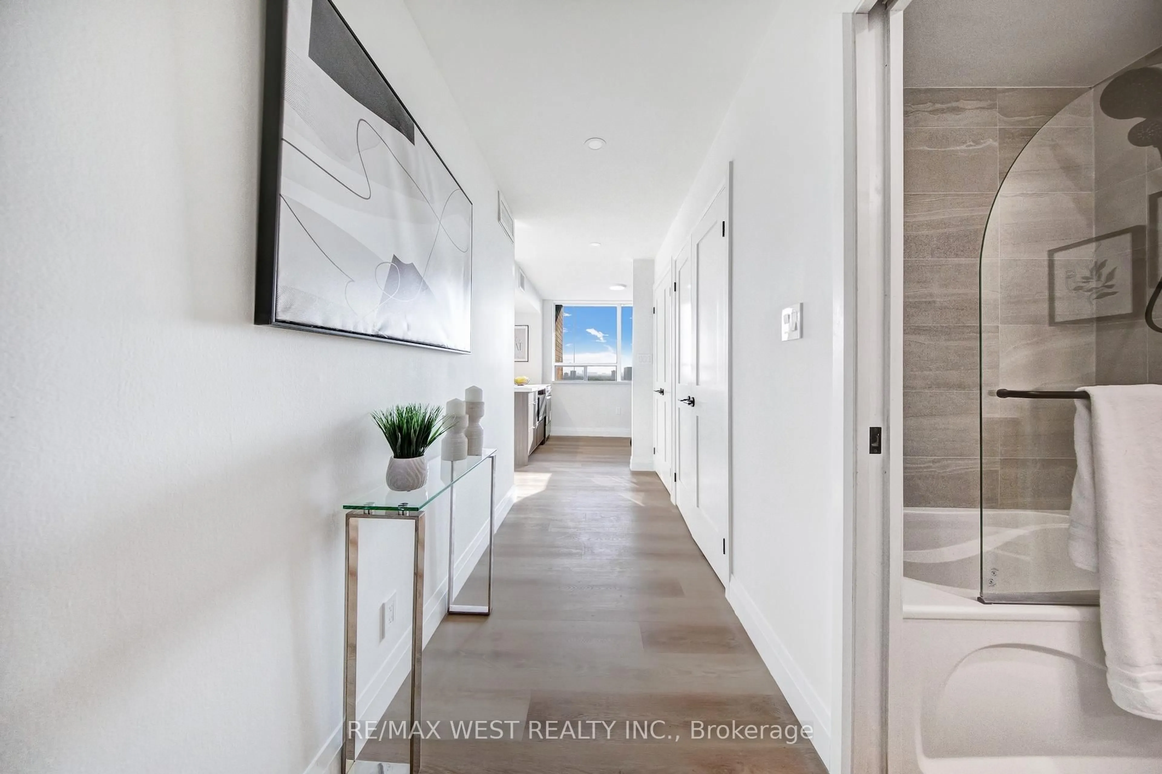 Indoor entryway for 914 Yonge St #1202, Toronto Ontario M4W 3C8