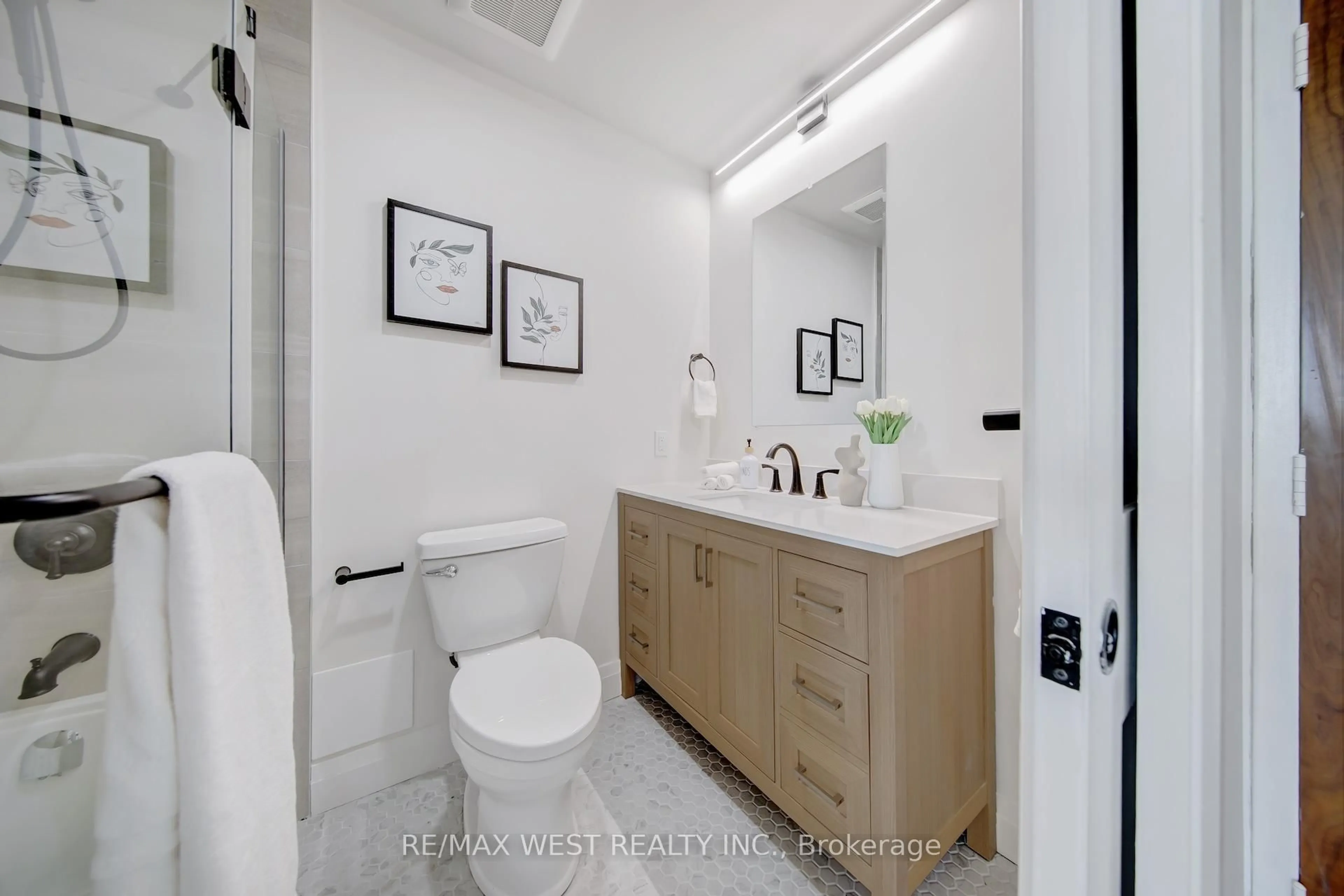 Standard bathroom, ceramic/tile floor for 914 Yonge St #1202, Toronto Ontario M4W 3C8