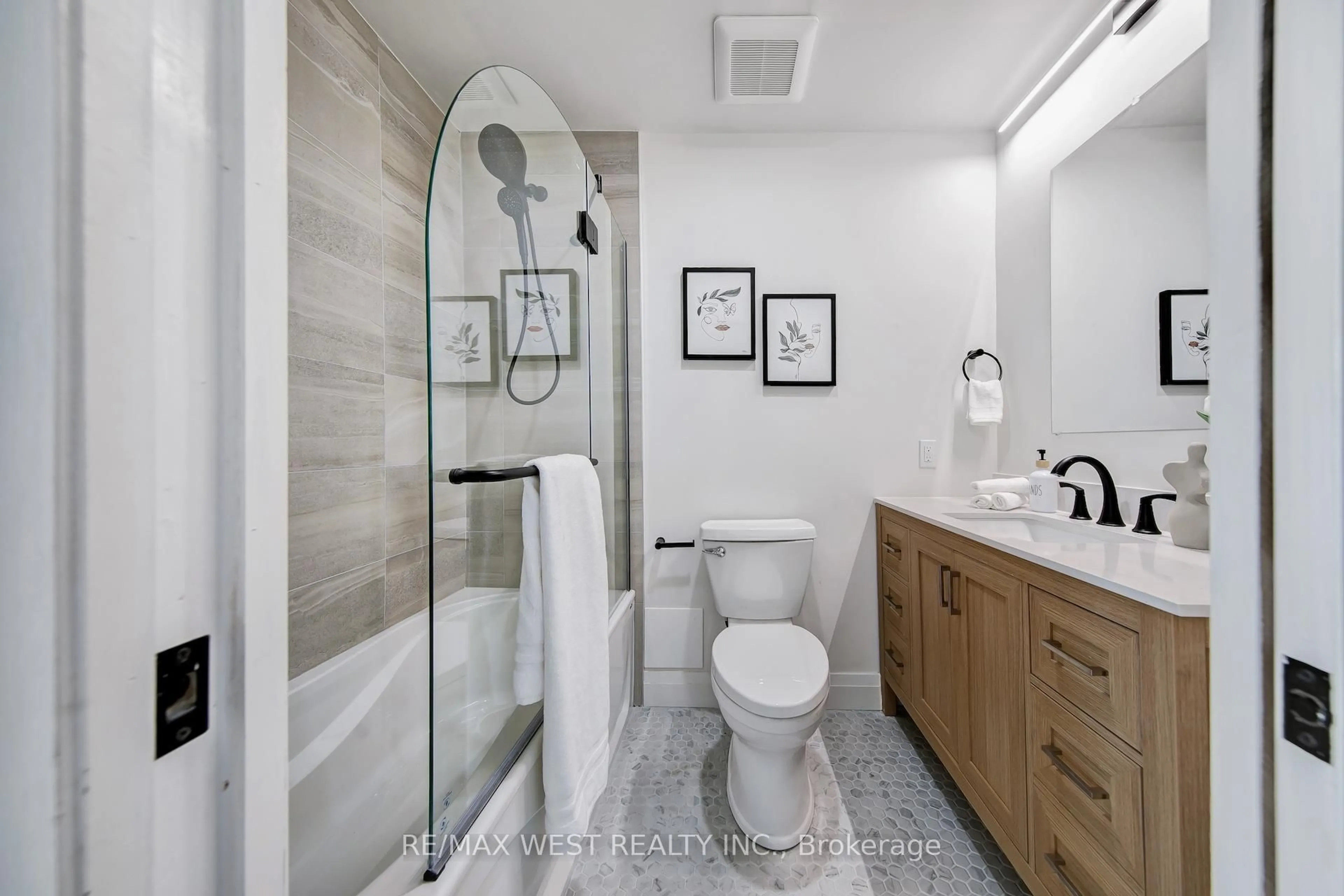 Contemporary bathroom, ceramic/tile floor for 914 Yonge St #1202, Toronto Ontario M4W 3C8