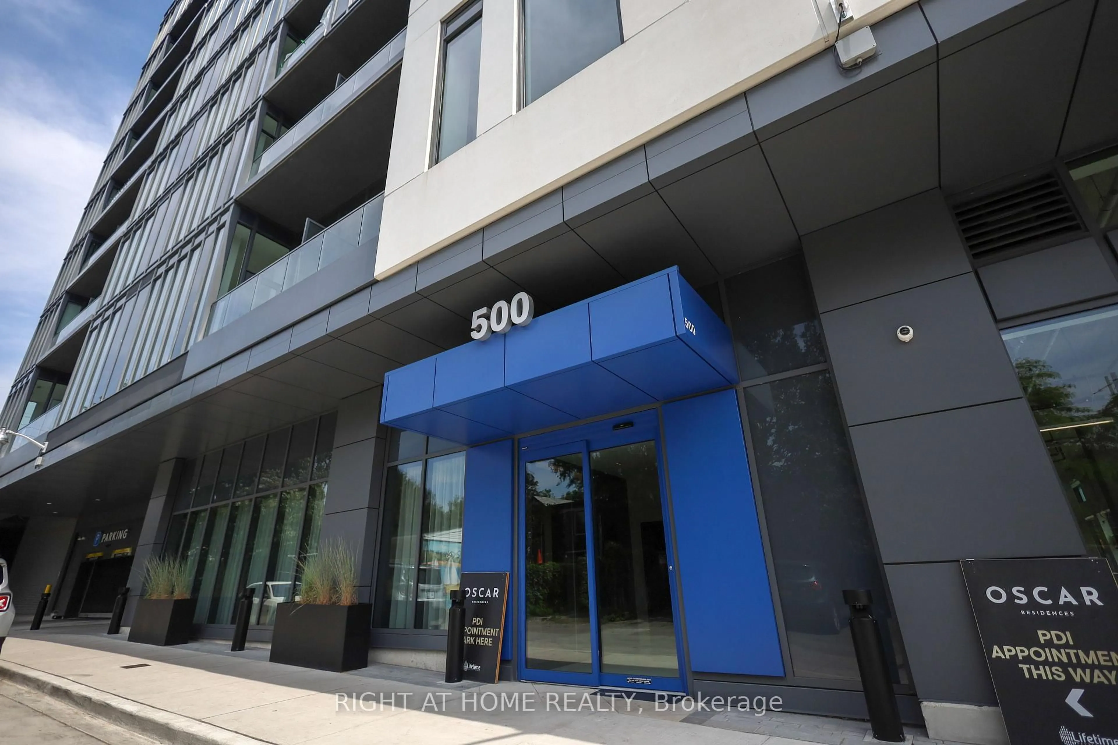 Indoor foyer for 500 Dupont St #209, Toronto Ontario M6G 0B8