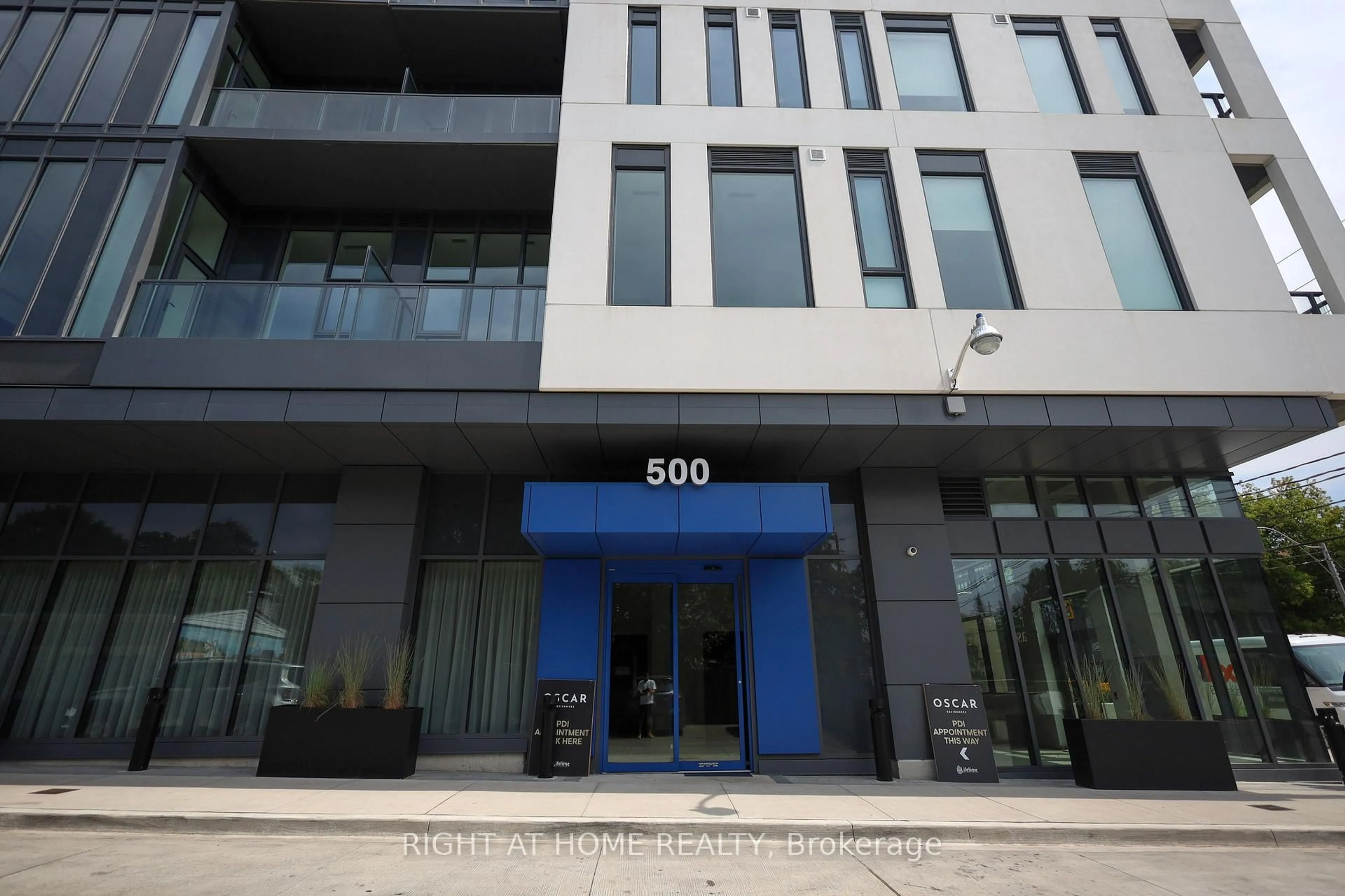 Indoor foyer for 500 Dupont St #209, Toronto Ontario M6G 0B8
