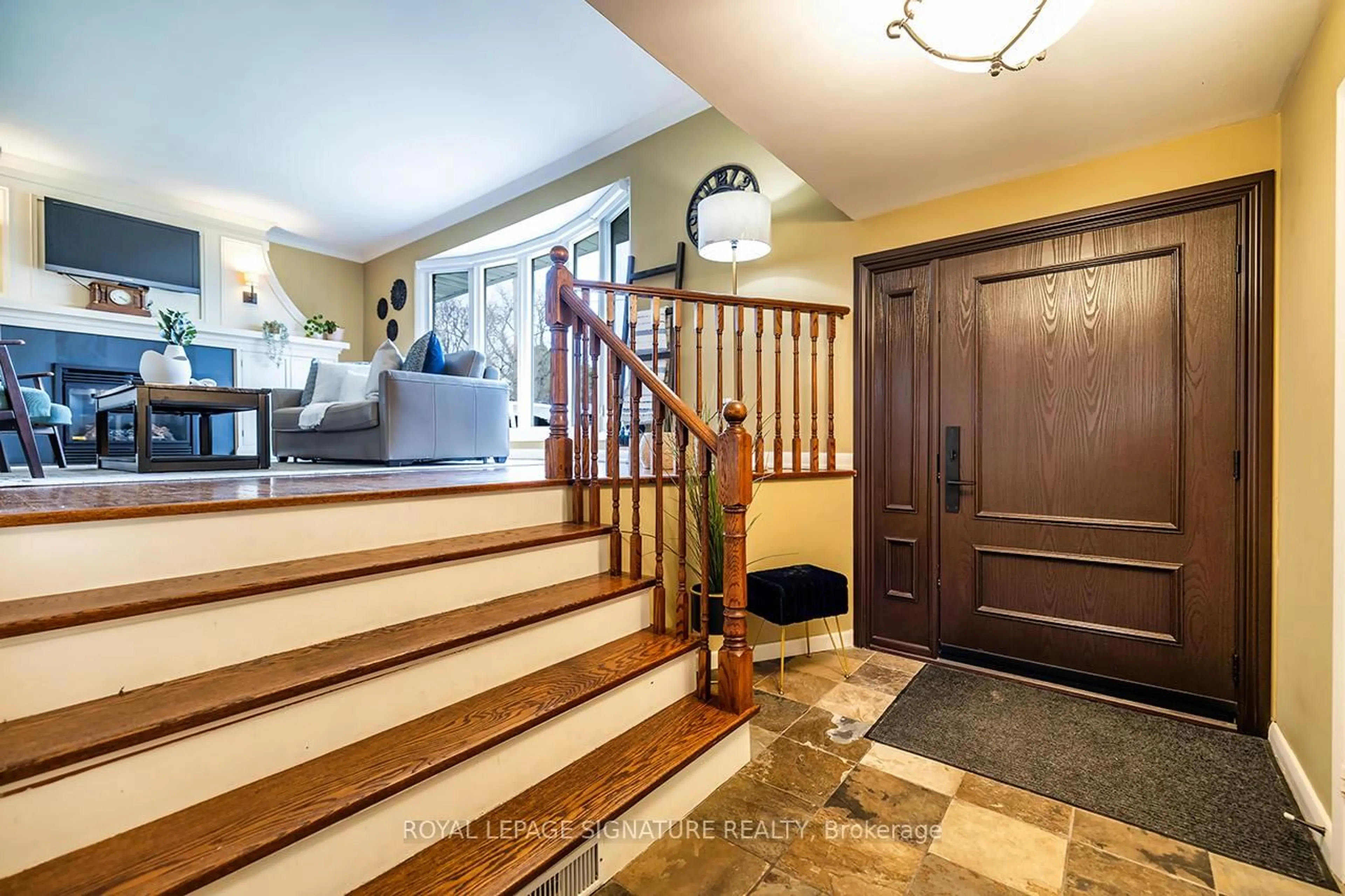 Indoor foyer for 40 Cobham Cres, Toronto Ontario M4A 1V6