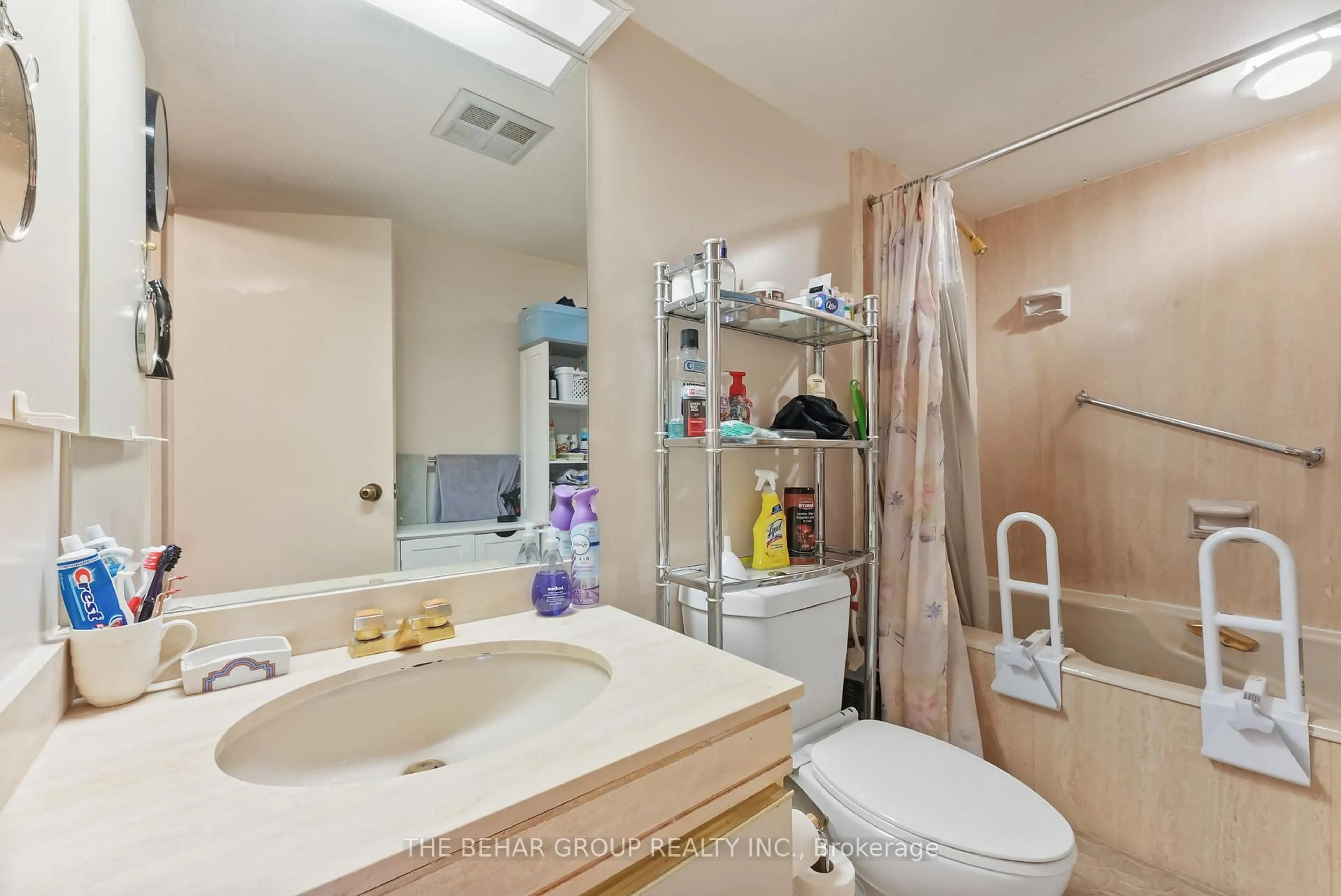 Standard bathroom, ceramic/tile floor for 65 Harbour Sq #1709, Toronto Ontario M5J 2L4