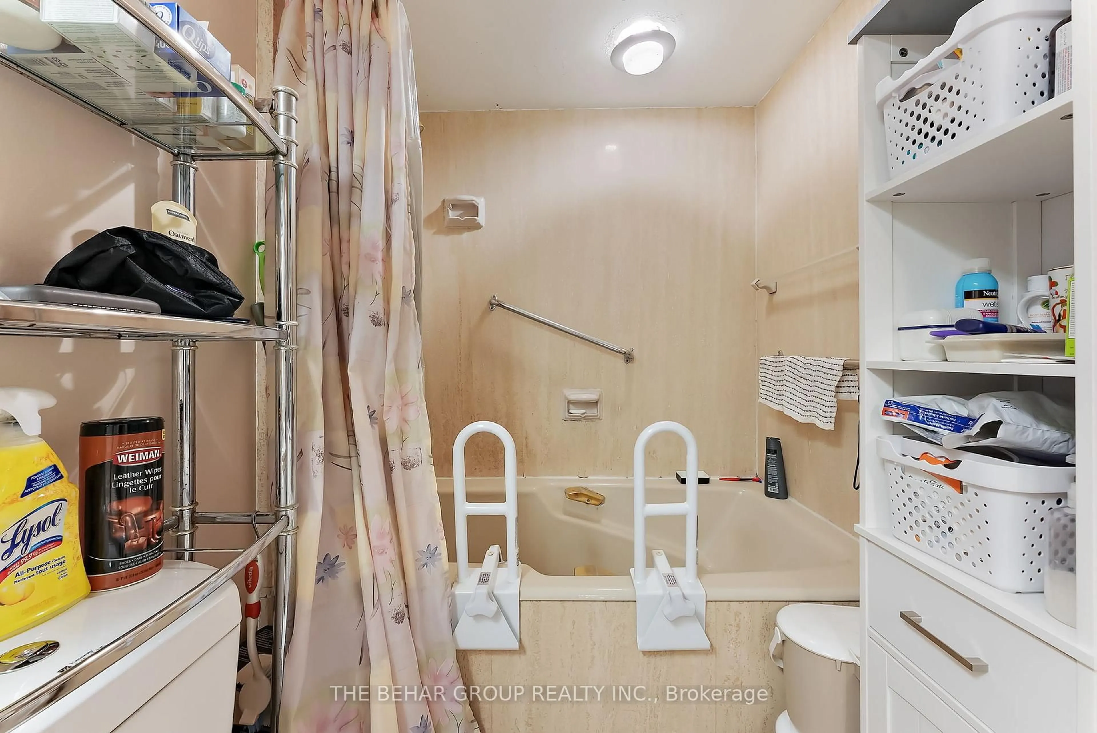 Standard bathroom, ceramic/tile floor for 65 Harbour Sq #1709, Toronto Ontario M5J 2L4