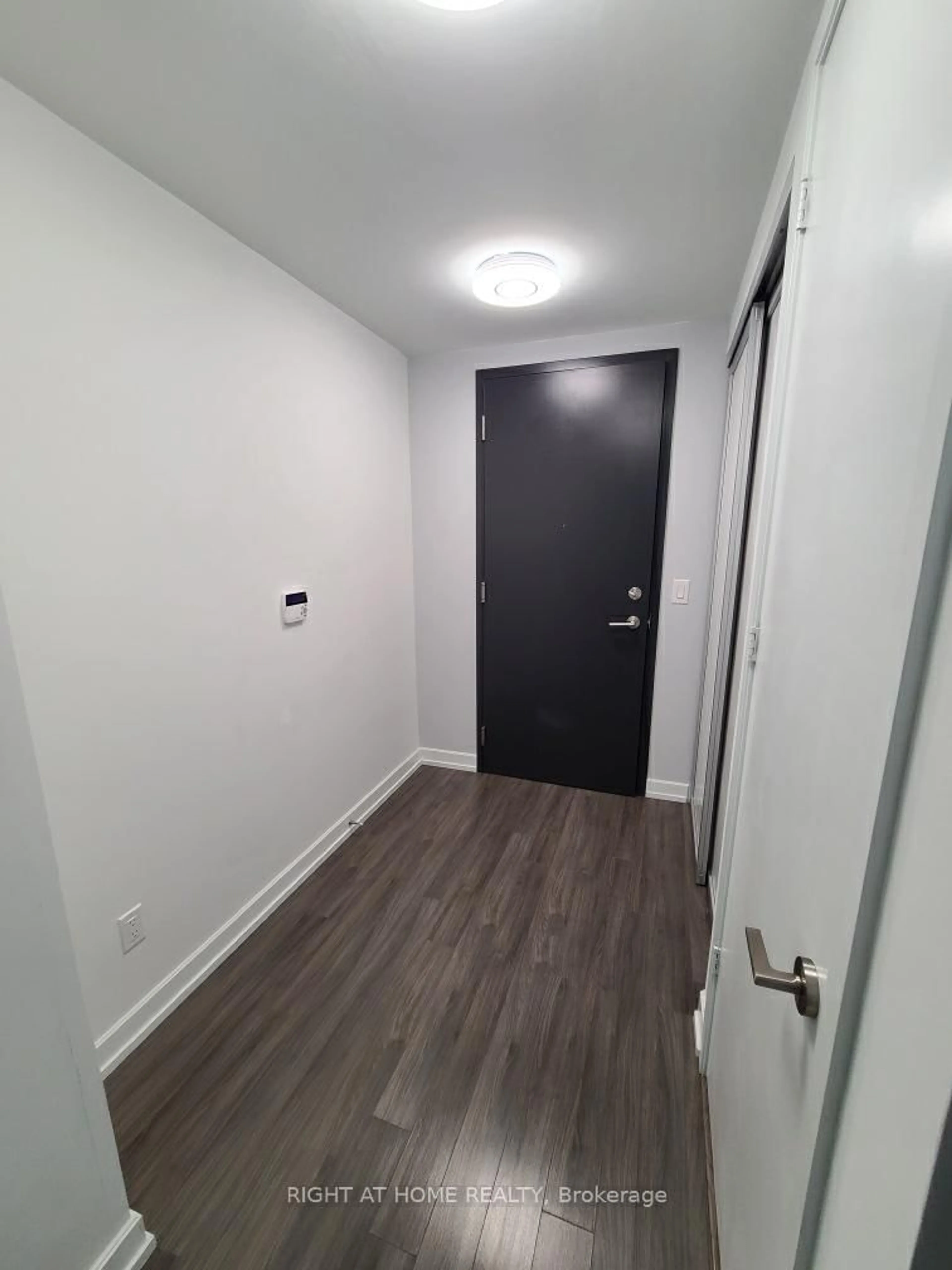 A pic of a room for 377 Madison Ave #425, Toronto Ontario M4V 3E1