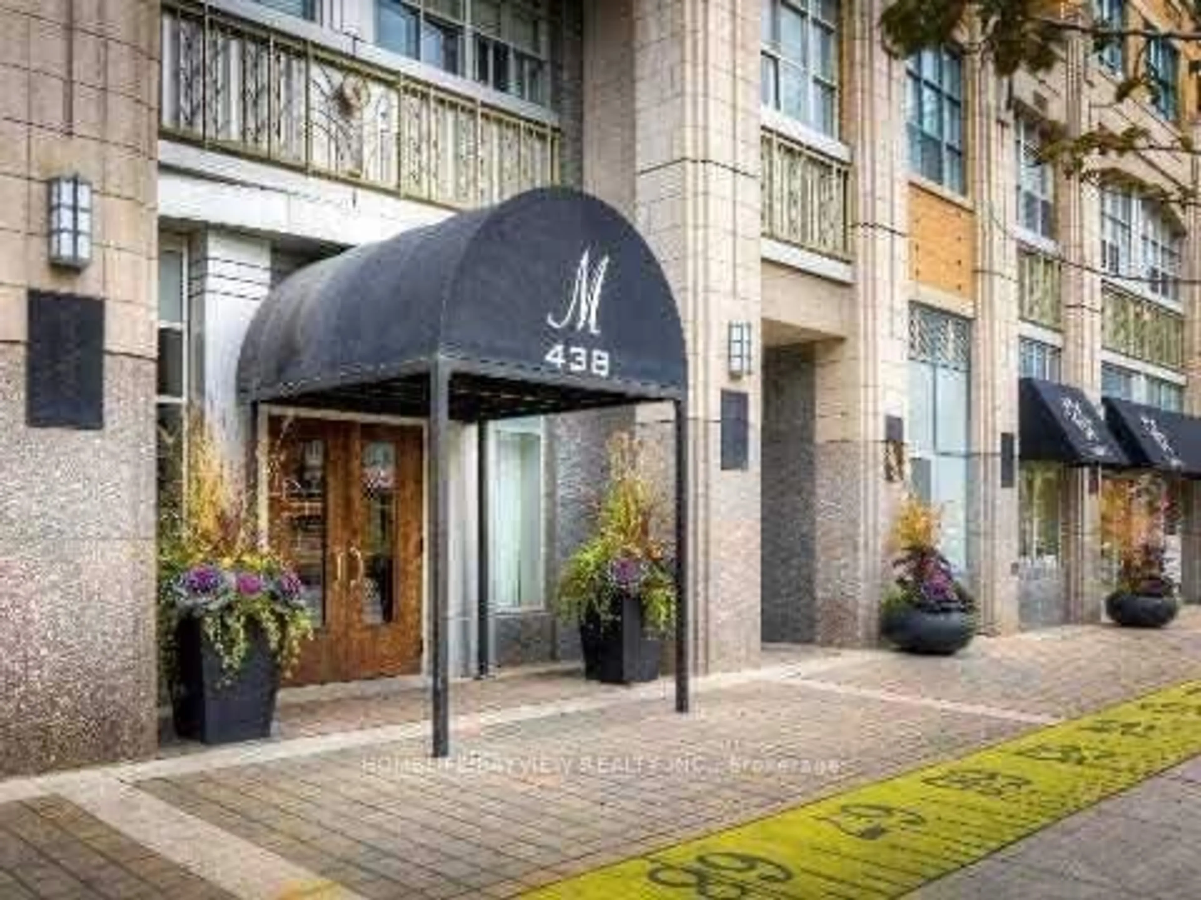 Indoor foyer for 438 Richmond St #407, Toronto Ontario M5V 3S6
