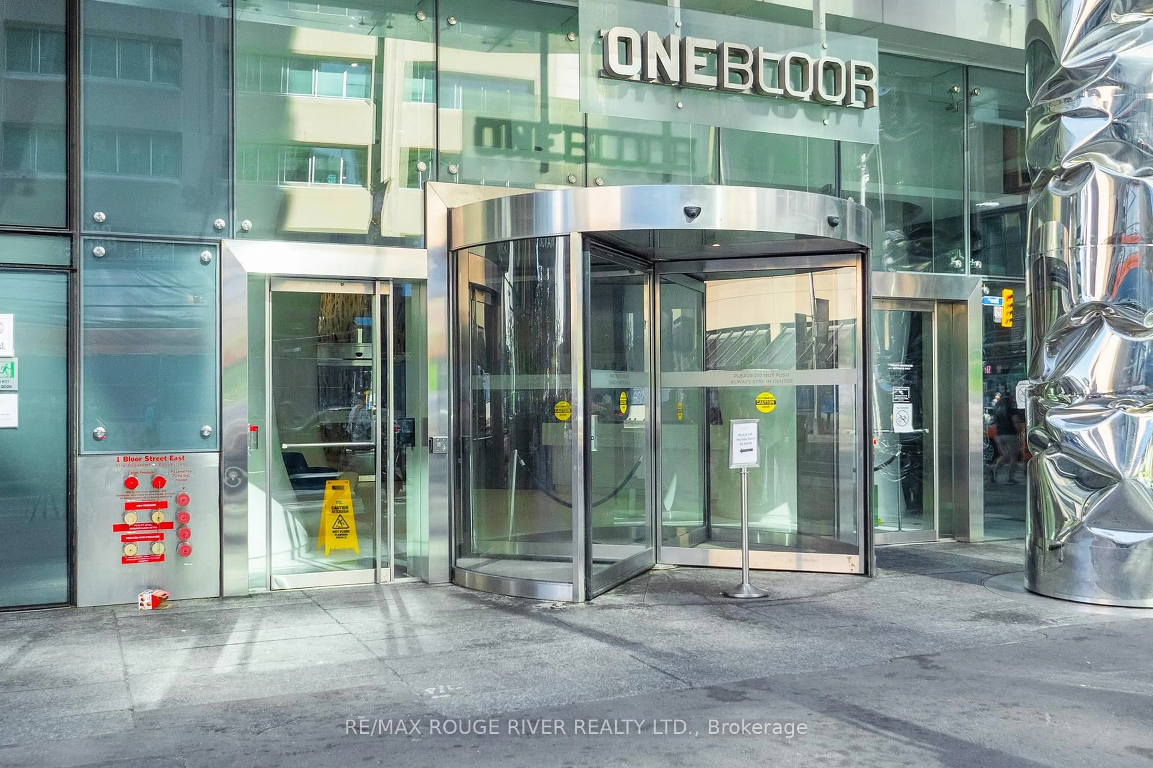 Indoor foyer for 1 Bloor St #3211, Toronto Ontario M4W 1A9