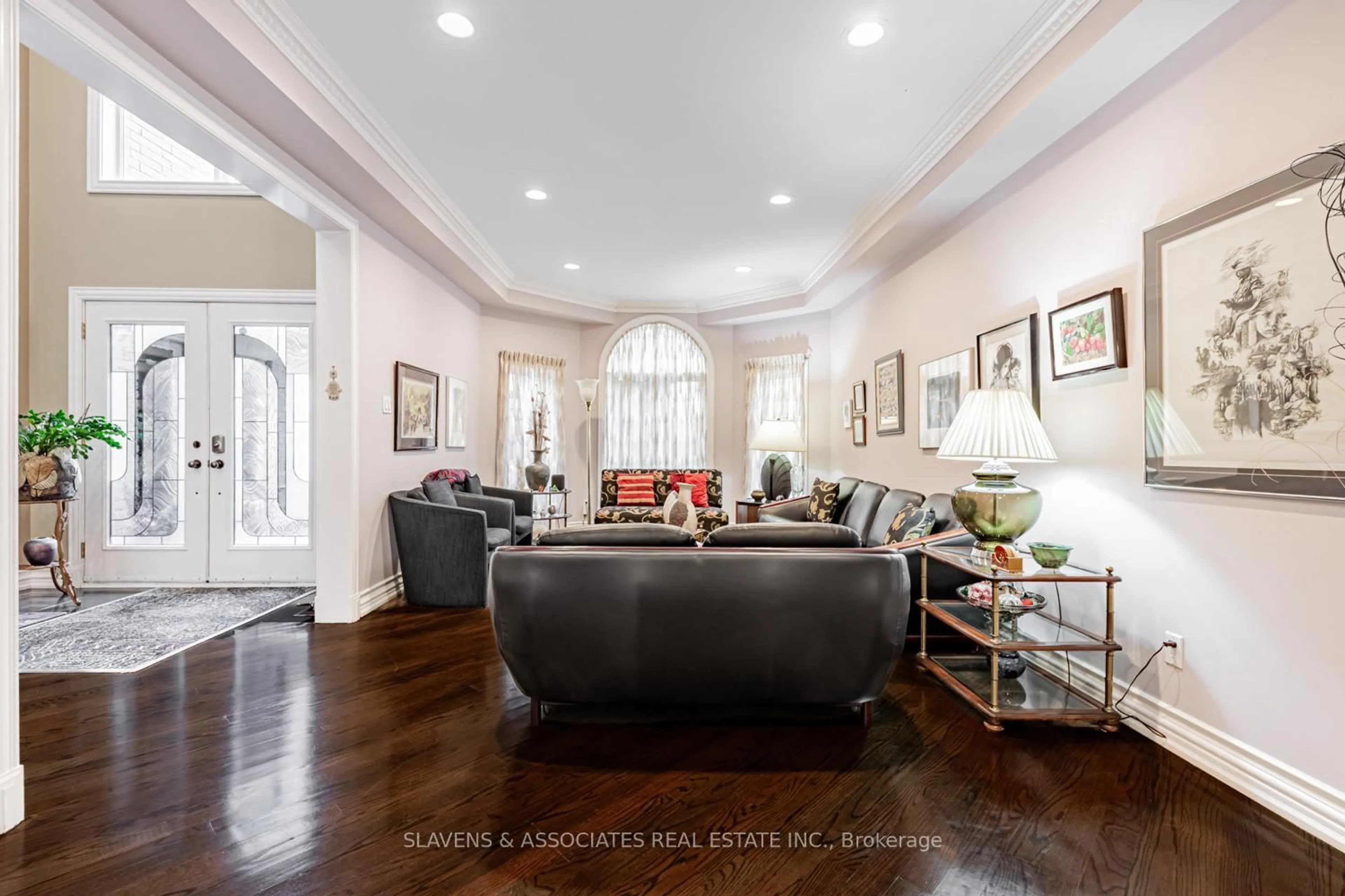 Living room with furniture, unknown for 221 Pleasant Ave, Toronto Ontario M2M 1M6