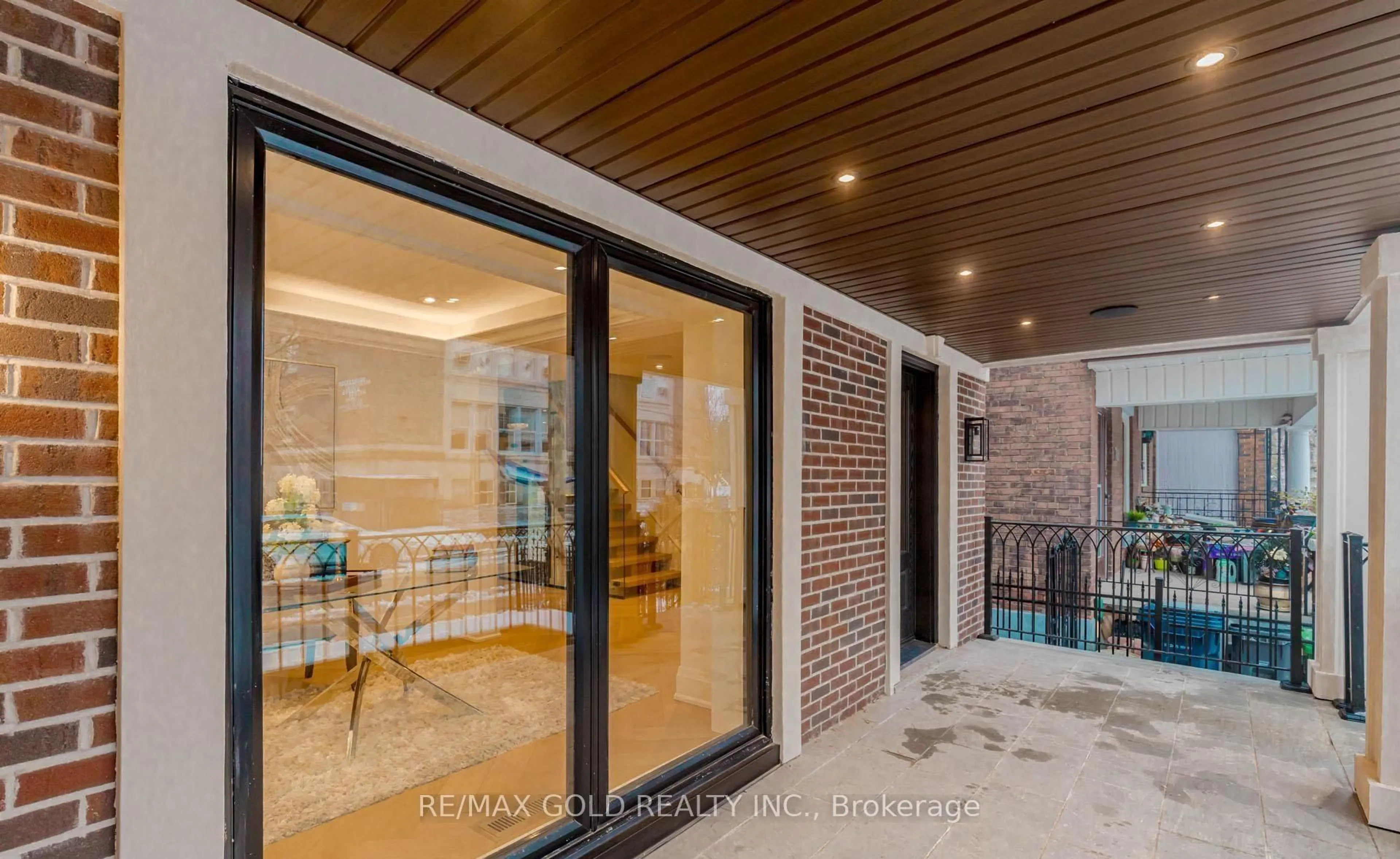 Indoor foyer for 786 Euclid Ave, Toronto Ontario M6G 2V4