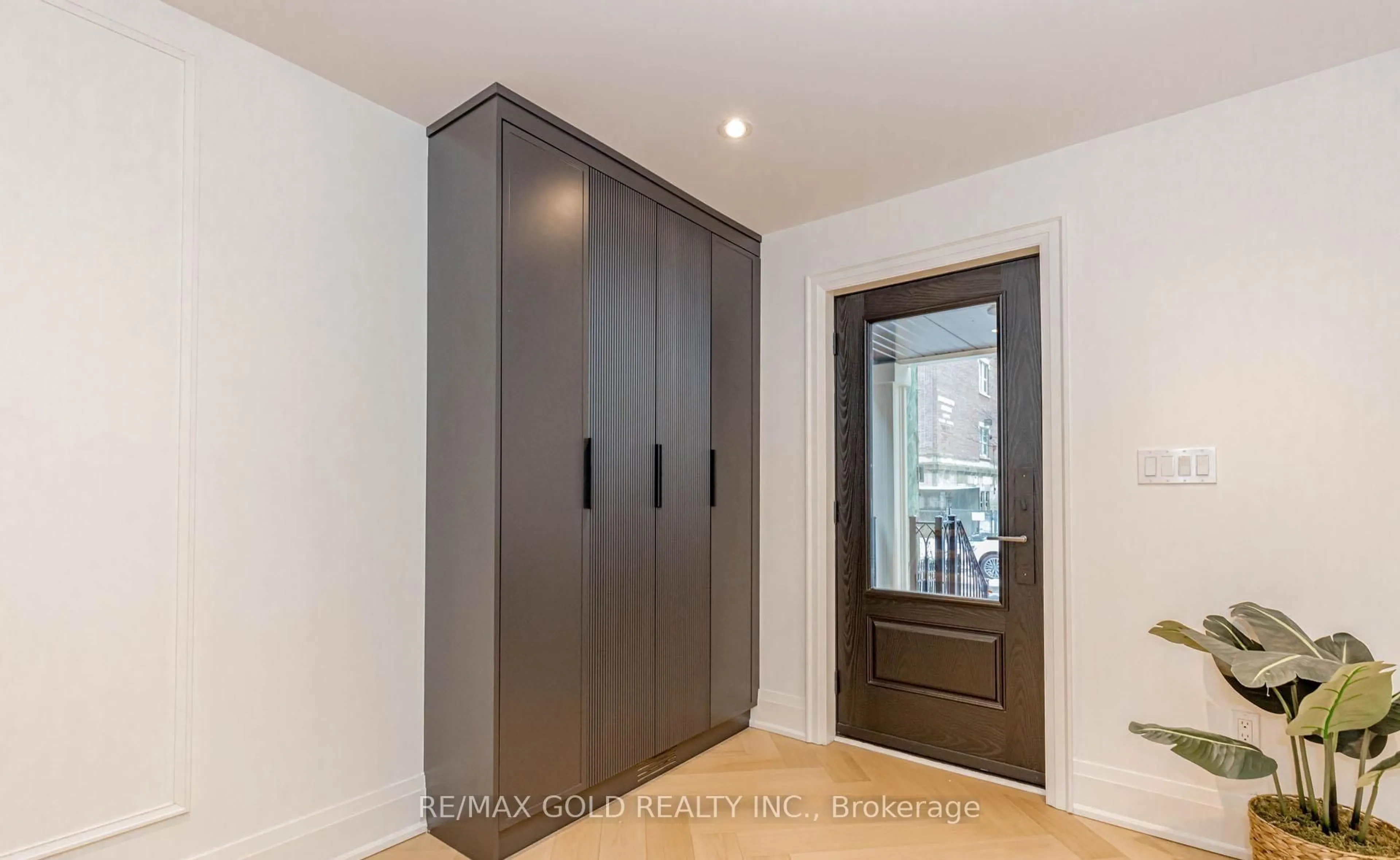 Indoor entryway for 786 Euclid Ave, Toronto Ontario M6G 2V4
