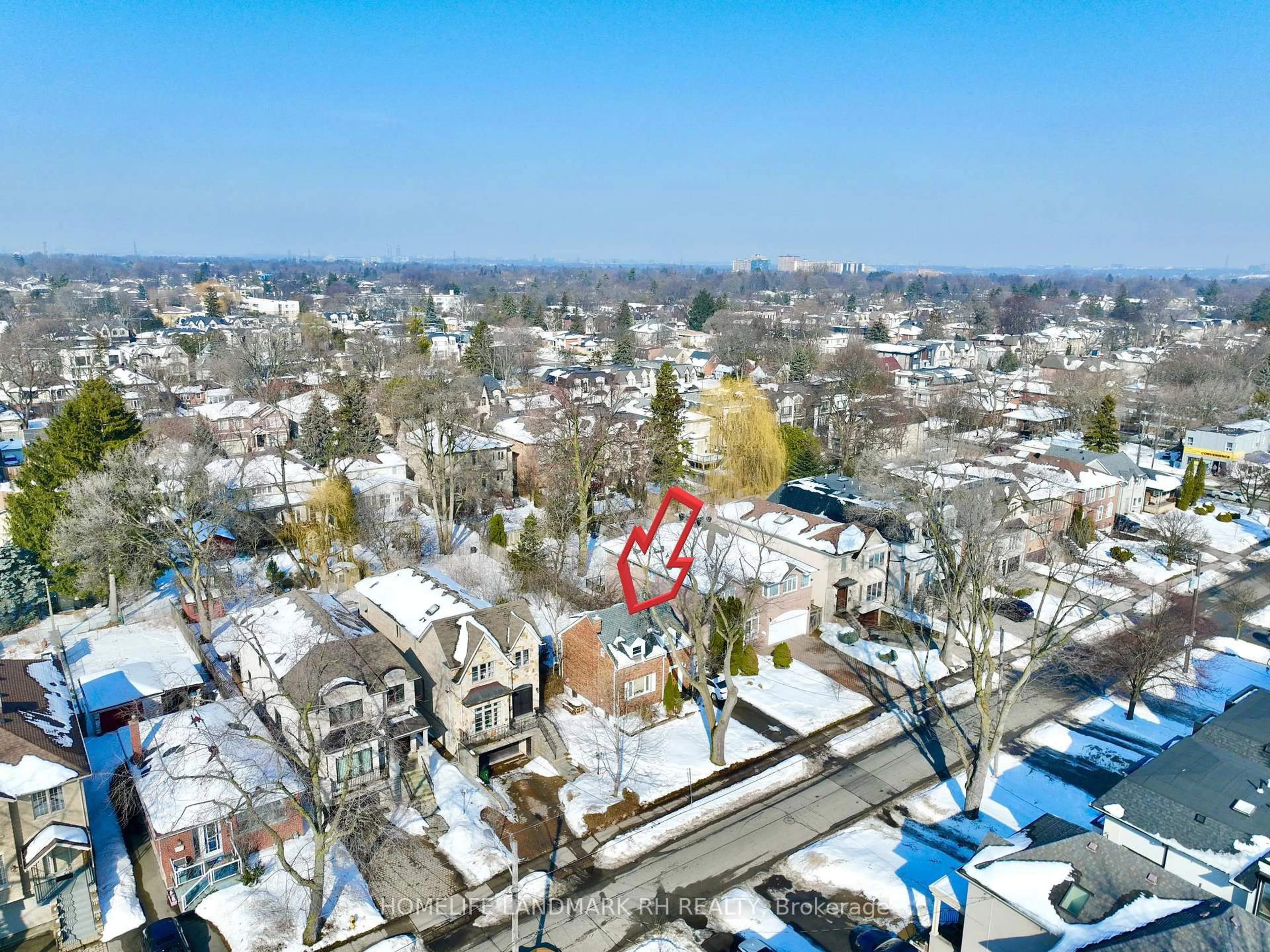 A pic from outside/outdoor area/front of a property/back of a property/a pic from drone, city buildings view from balcony for 152 Parkview Ave, Toronto Ontario M2N 3Y7
