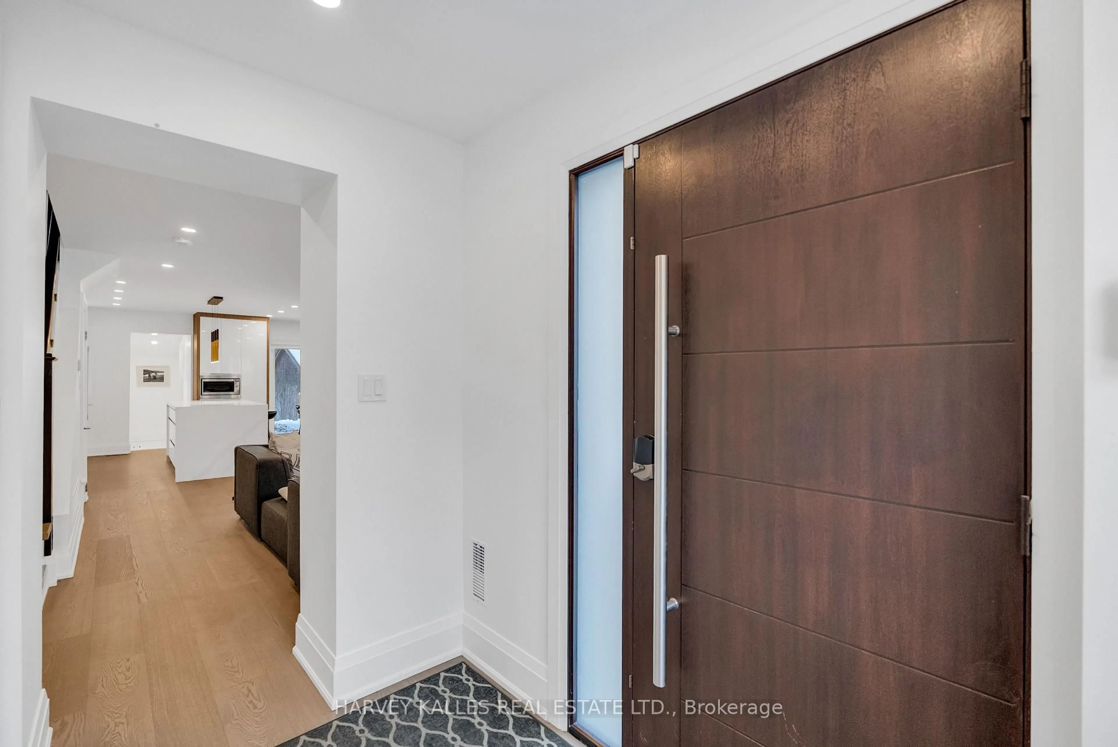 Indoor entryway for 629 Duplex Ave, Toronto Ontario M4R 1W1