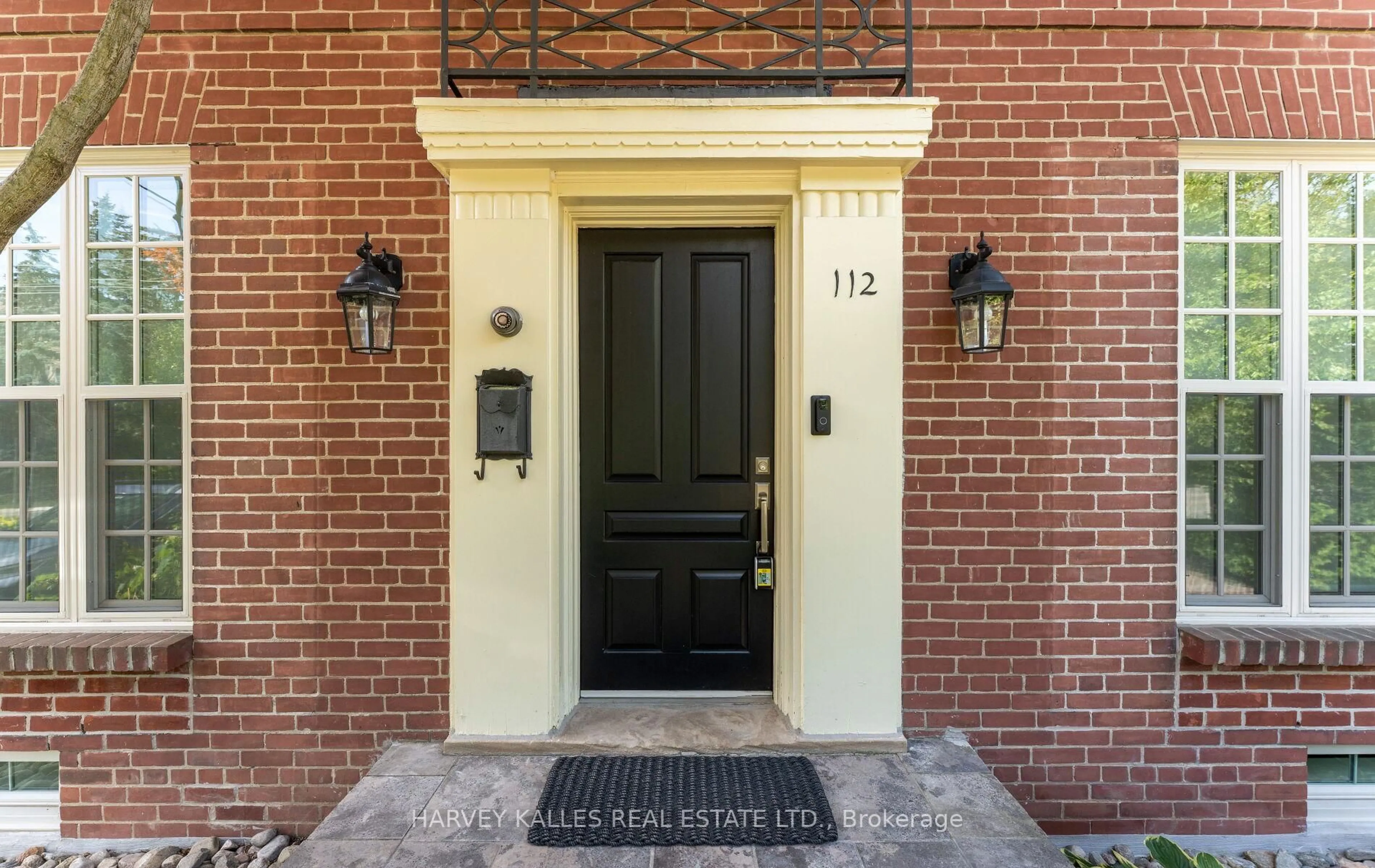 Indoor entryway for 112 Mason Blvd, Toronto Ontario M5M 3E3