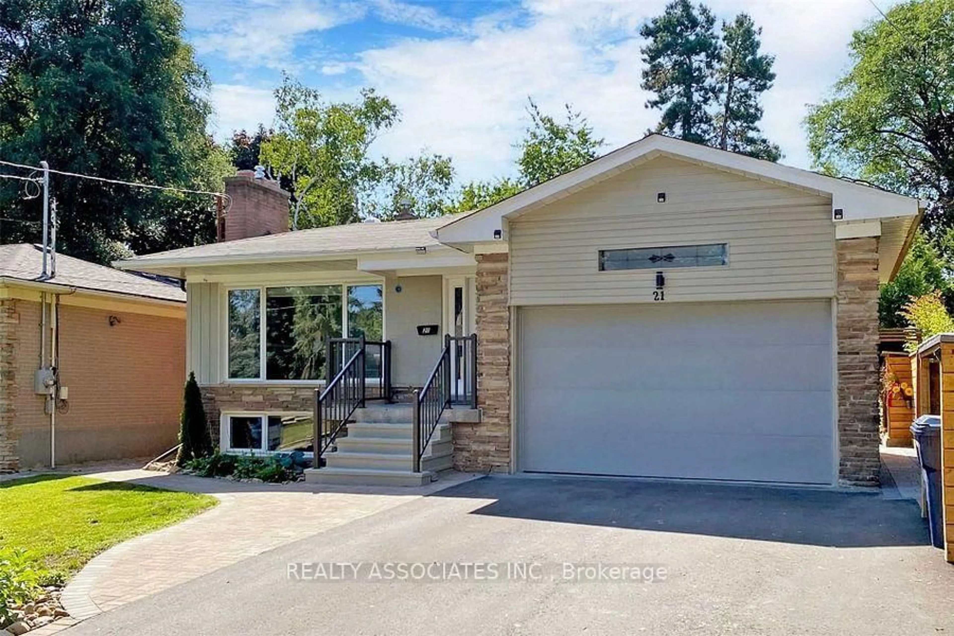 Home with vinyl exterior material, street for 21 Burleigh Heights Dr, Toronto Ontario M2K 1Y8