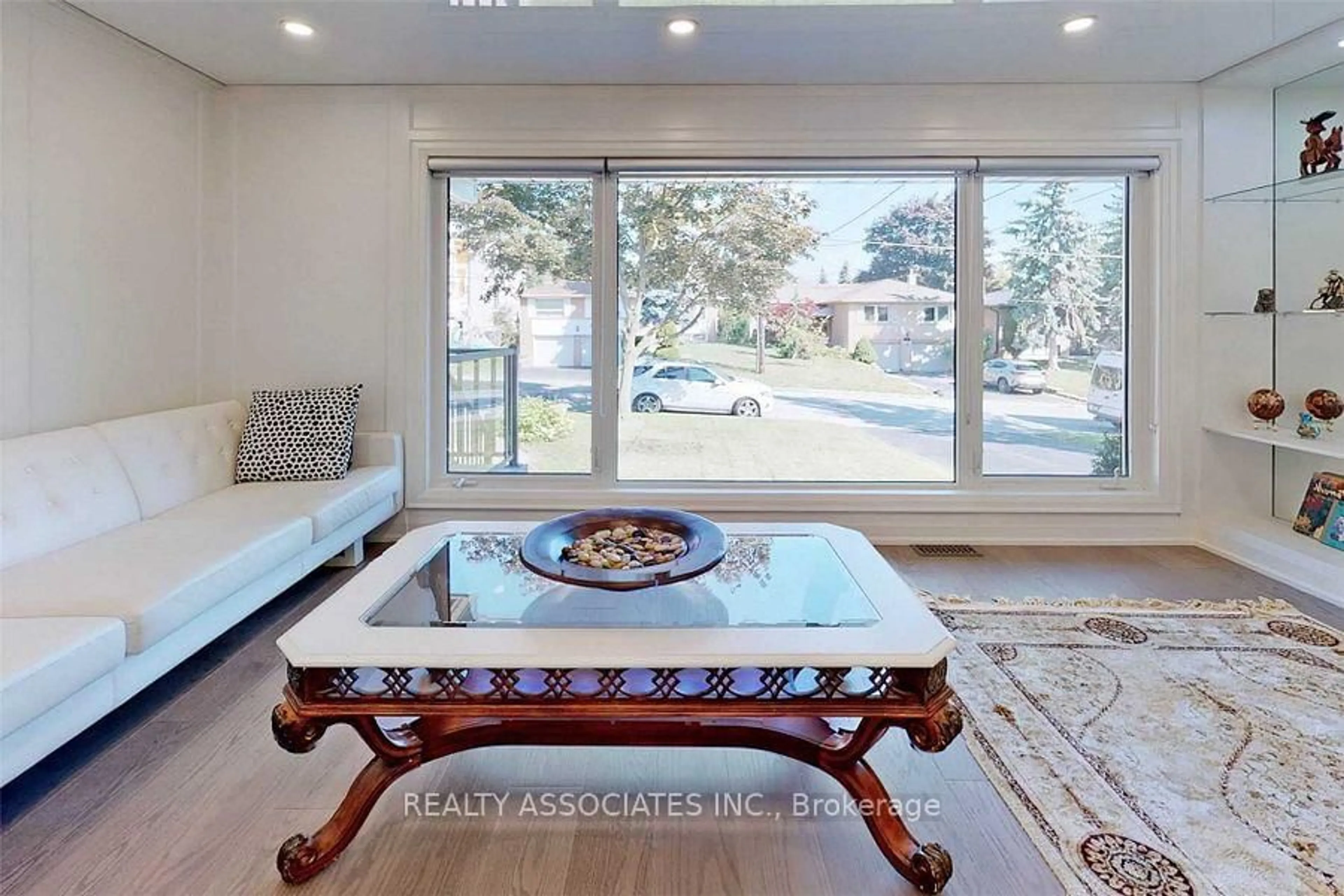 Living room with furniture, ceramic/tile floor for 21 Burleigh Heights Dr, Toronto Ontario M2K 1Y8