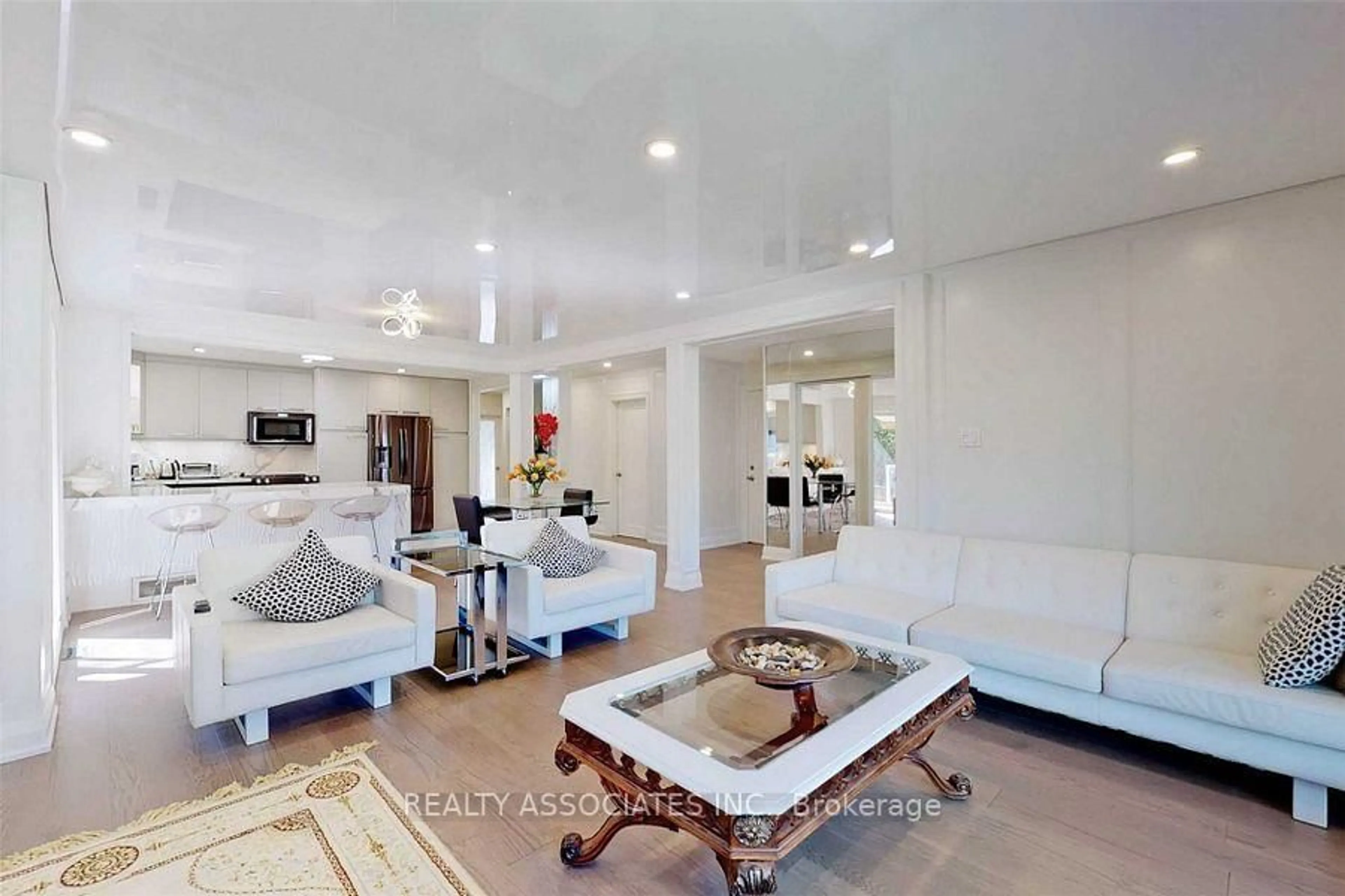 Living room with furniture, unknown for 21 Burleigh Heights Dr, Toronto Ontario M2K 1Y8