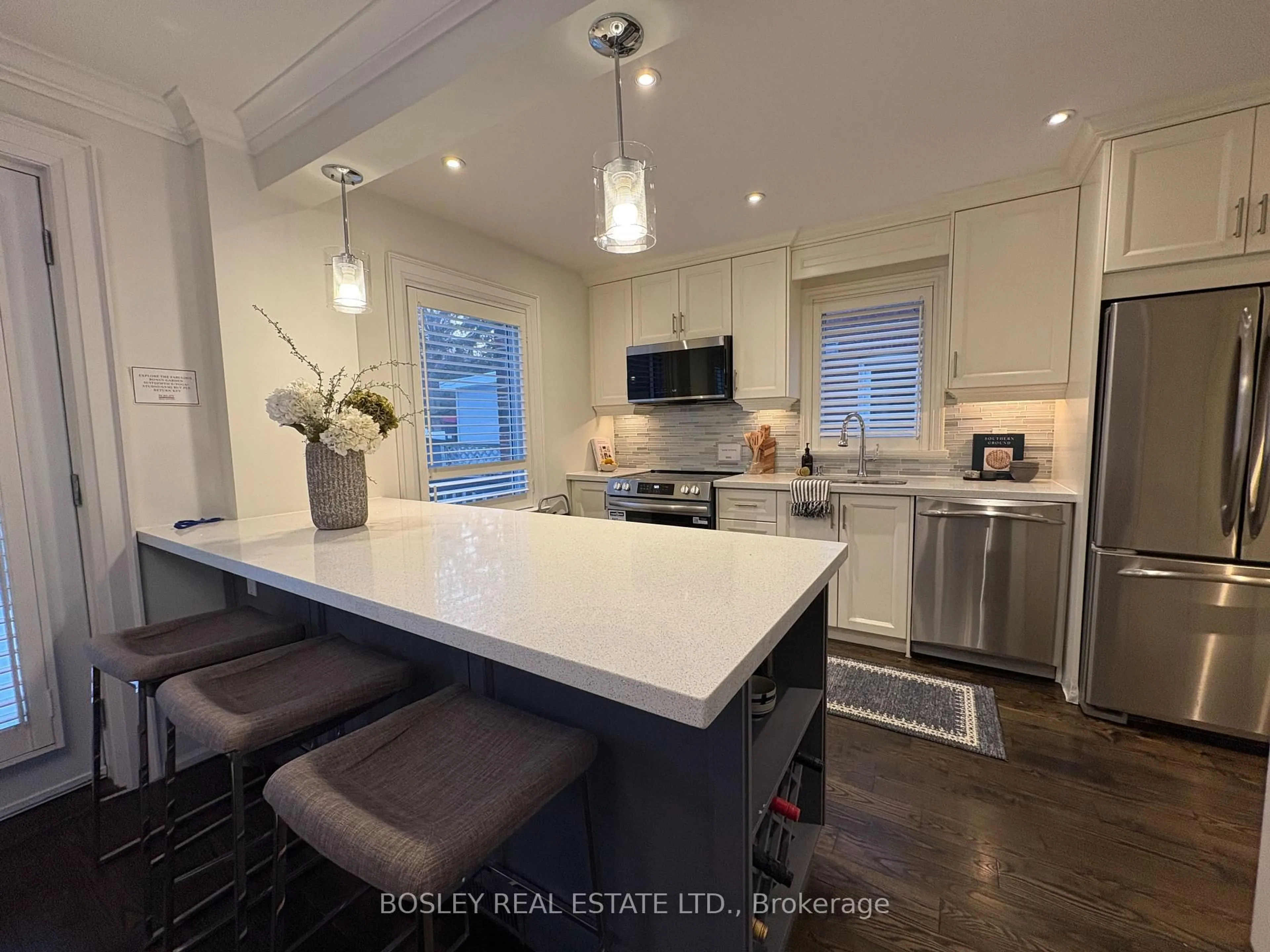 Open concept kitchen, unknown for 19 Thursfield Cres, Toronto Ontario M4G 2N4