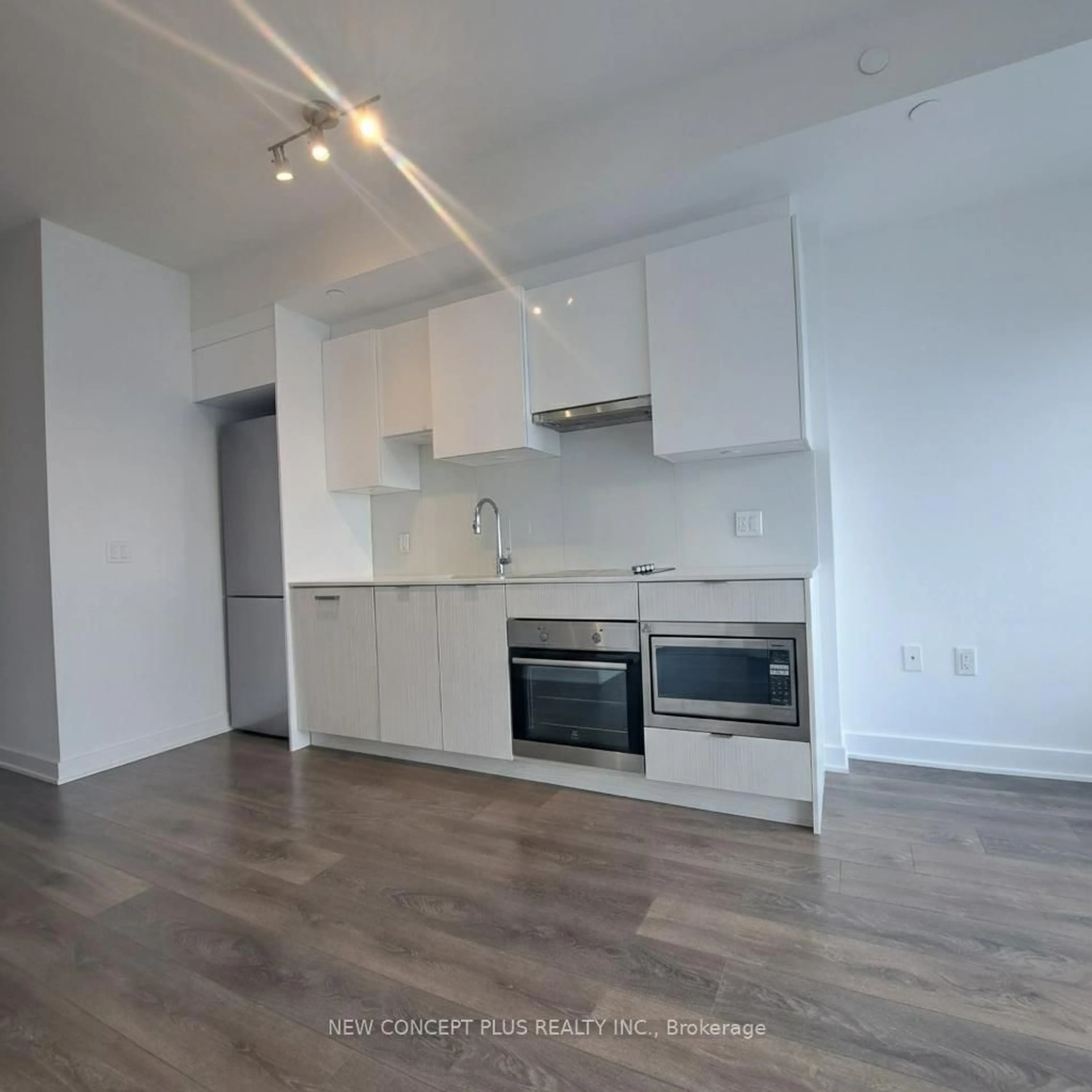 Standard kitchen, wood/laminate floor for 195 Redpath Ave #2909, Toronto Ontario M4P 0E4