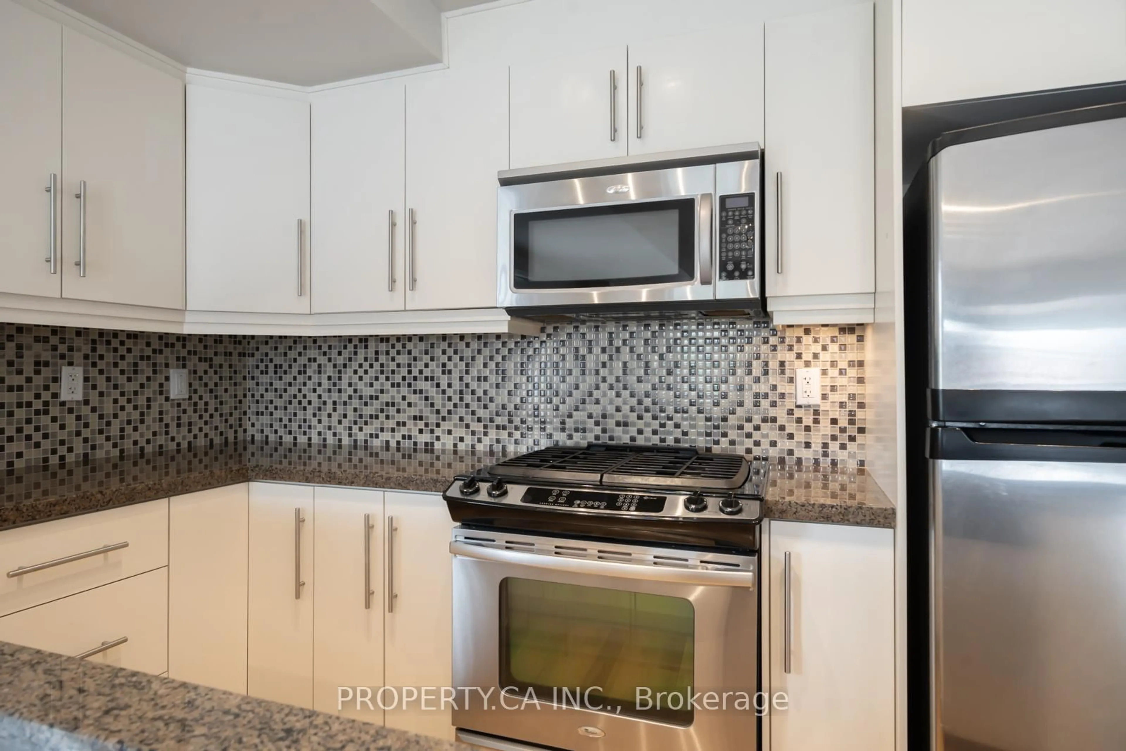 Standard kitchen, ceramic/tile floor for 473 Dupont St #2, Toronto Ontario M6G 1Y6