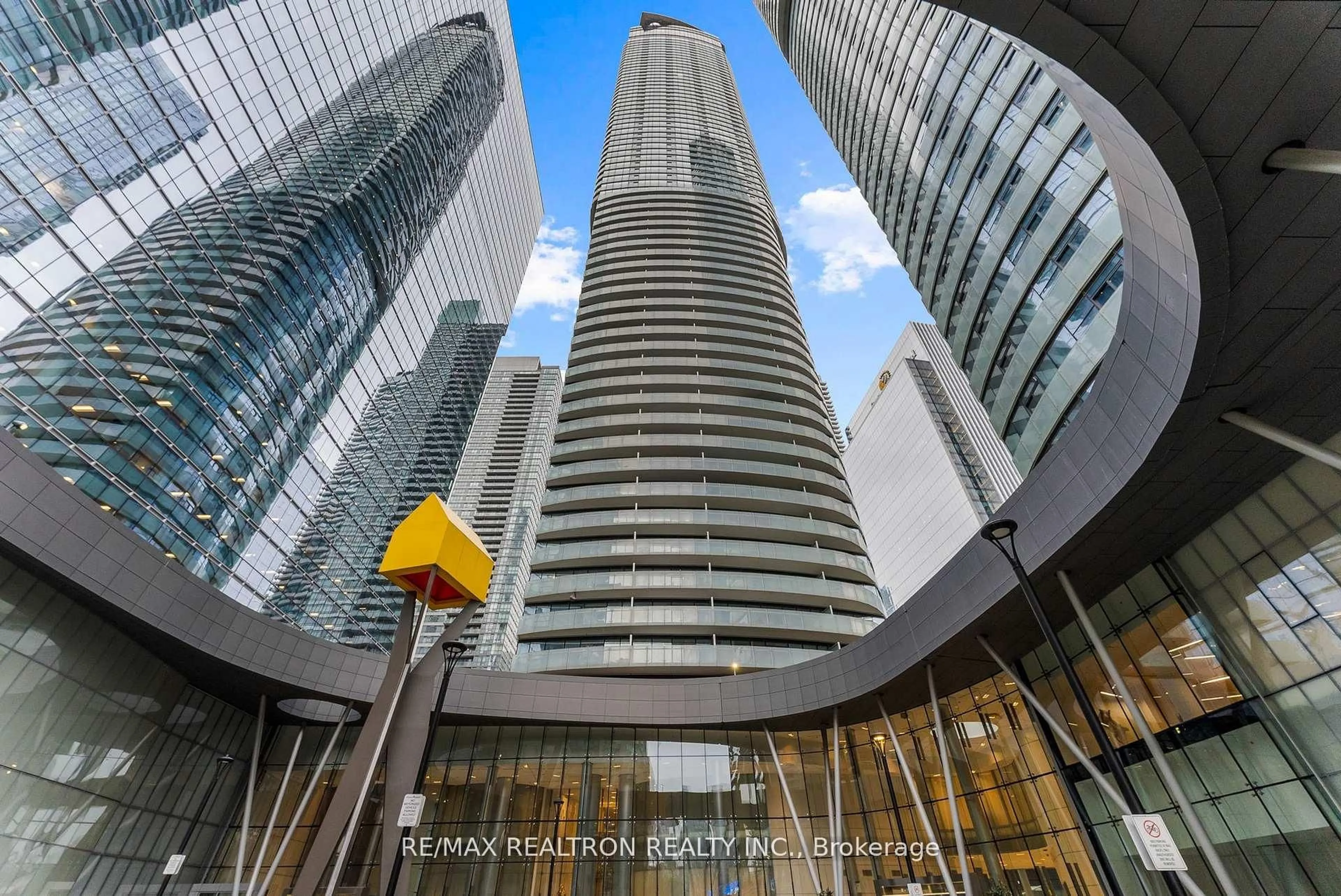 Indoor foyer for 14 York St #807, Toronto Ontario M5J 0B1