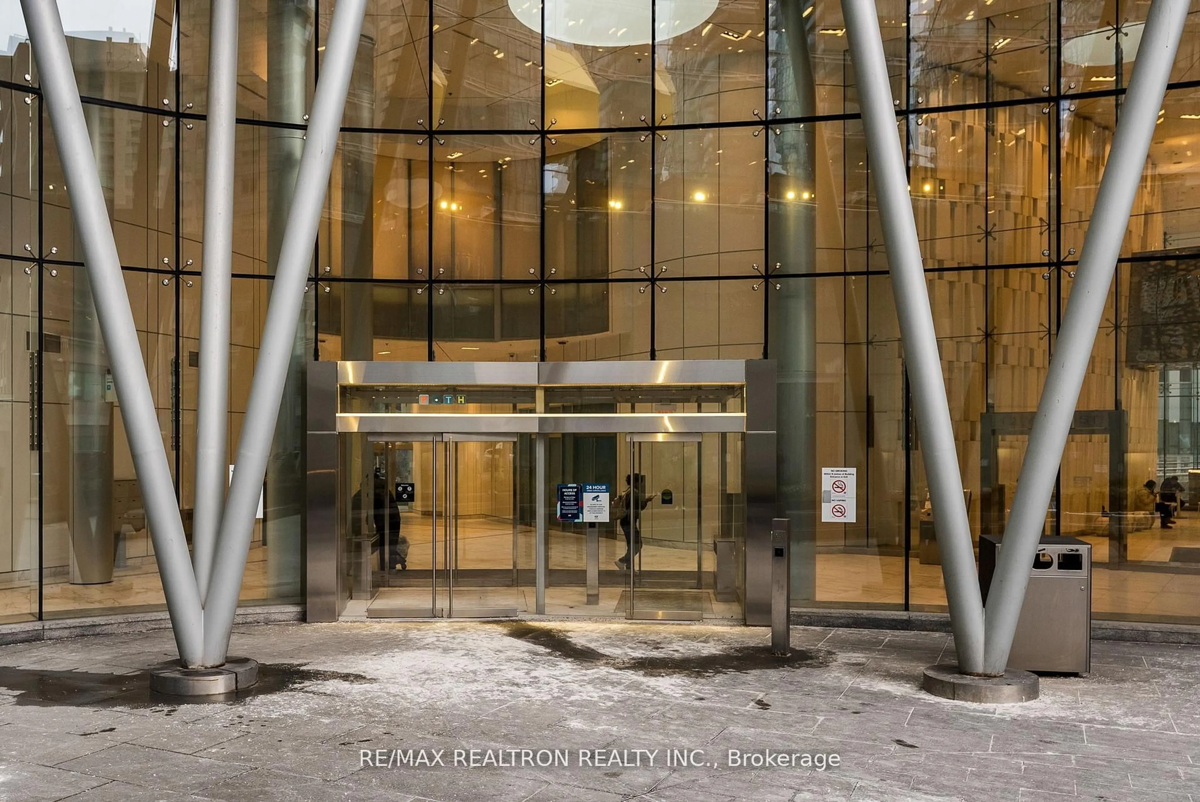 Indoor foyer for 14 York St #807, Toronto Ontario M5J 0B1