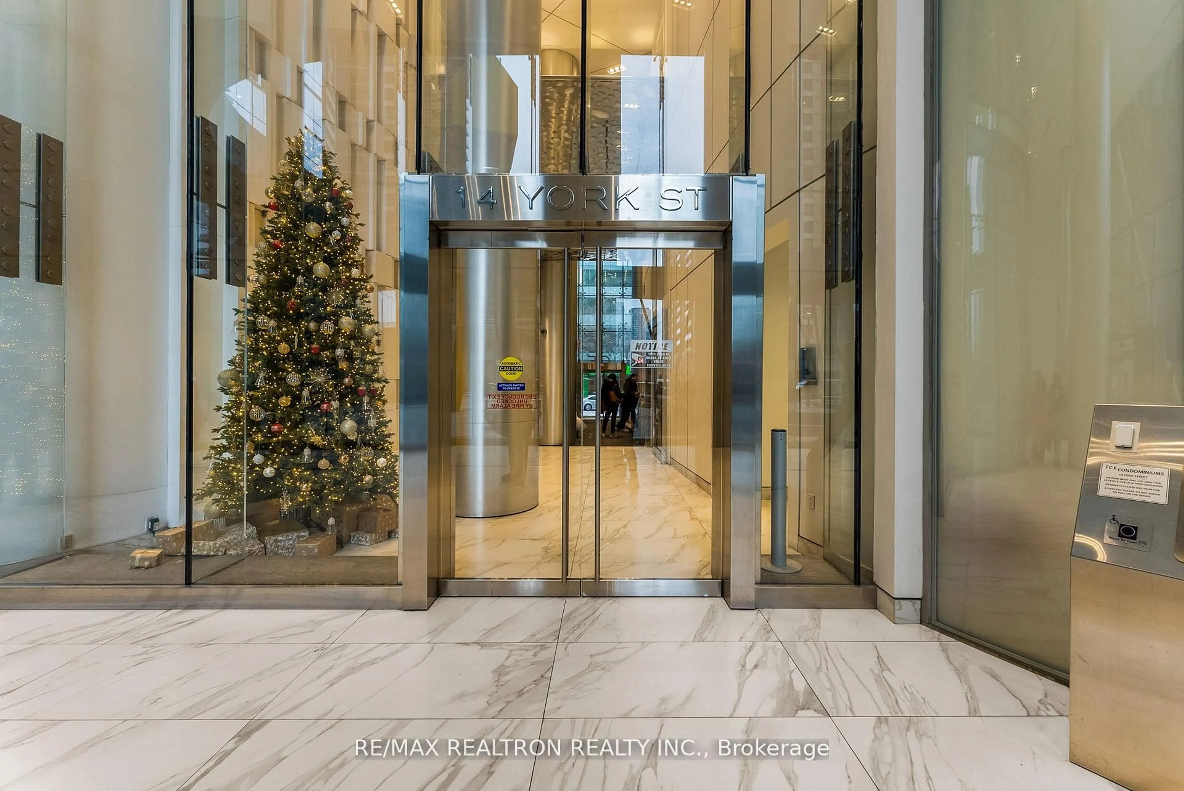 Indoor foyer for 14 York St #807, Toronto Ontario M5J 0B1