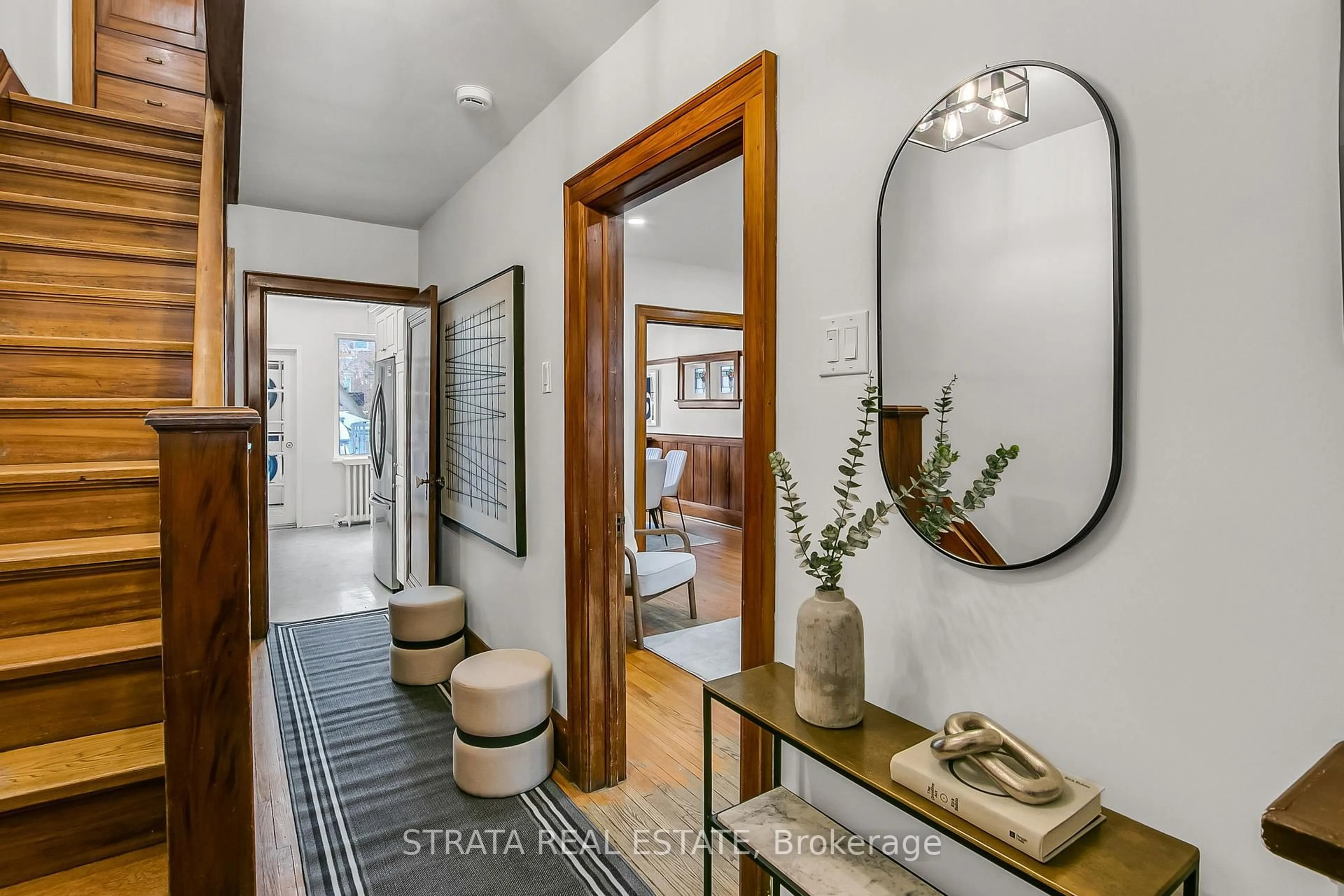 Indoor entryway for 40 Roe Ave, Toronto Ontario M5M 2H7