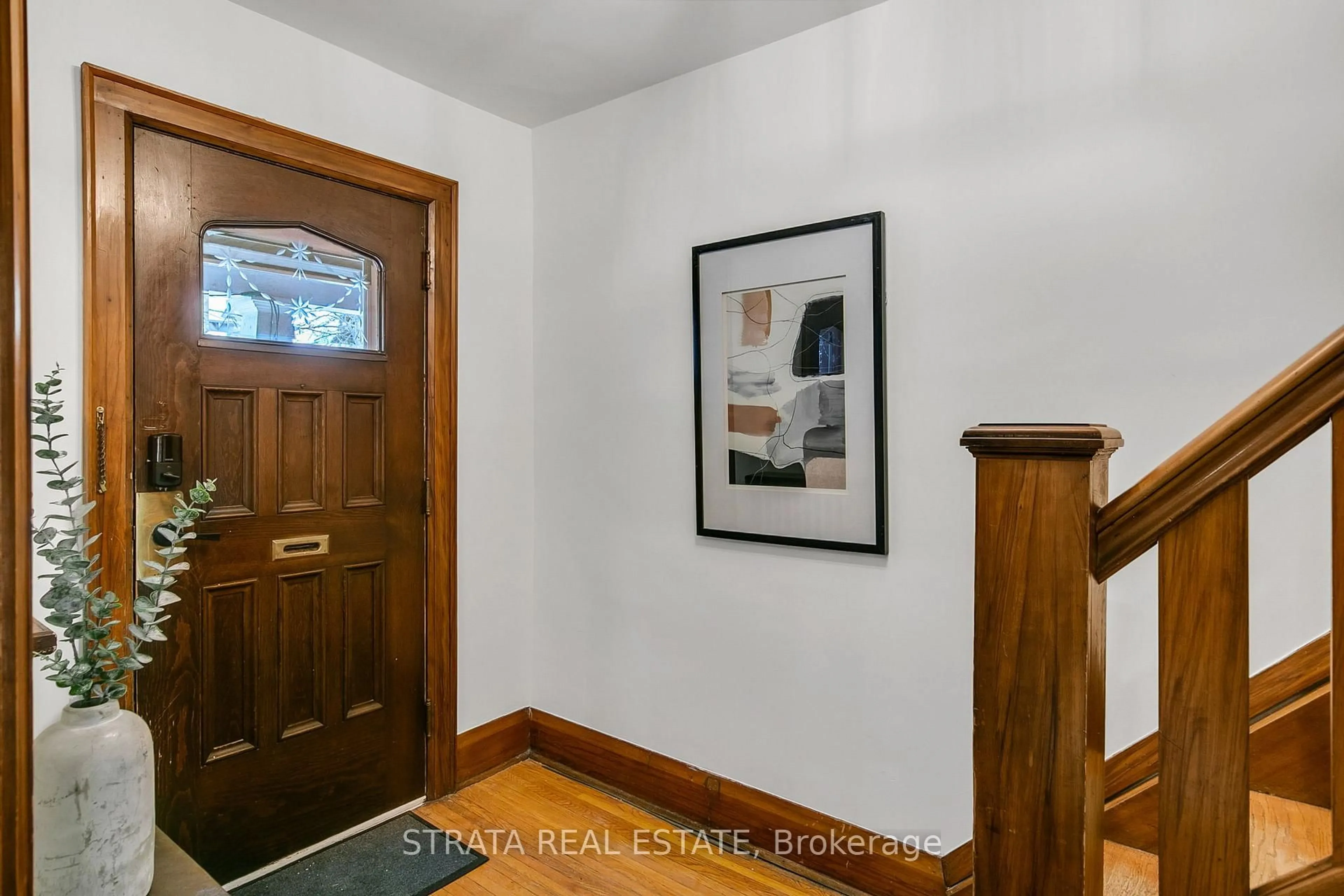 Indoor entryway for 40 Roe Ave, Toronto Ontario M5M 2H7