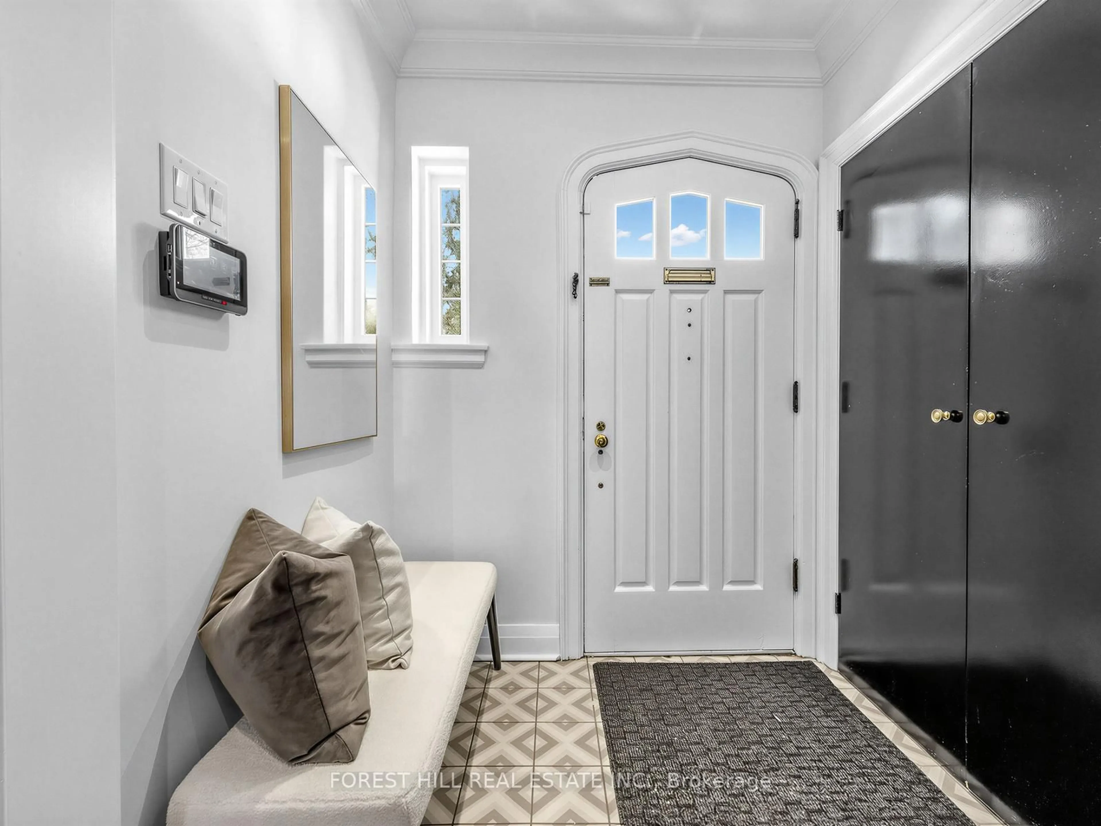 Indoor entryway for 21 Gardiner Rd, Toronto Ontario M5P 3B4