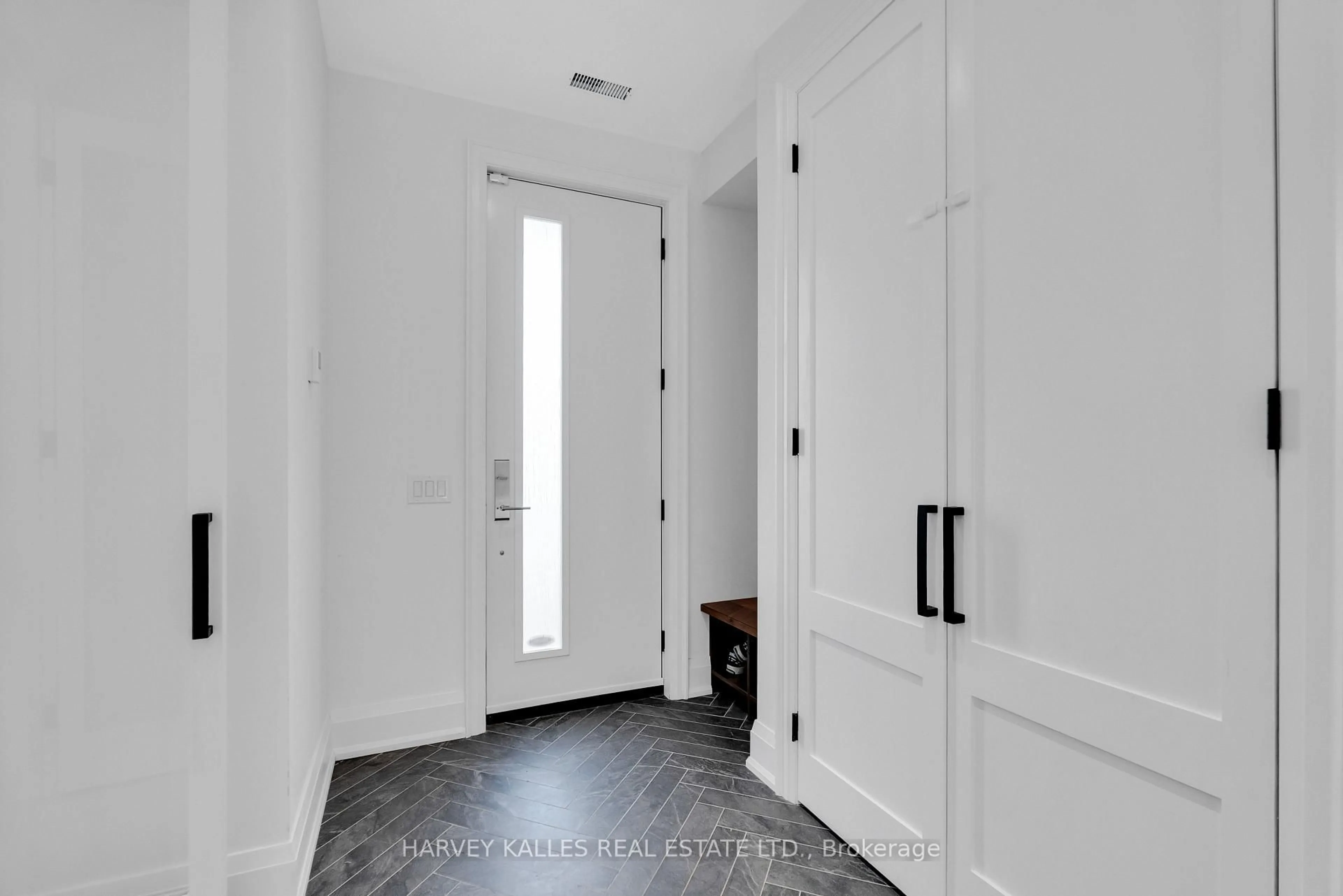 Indoor entryway for 32 Almont Rd, Toronto Ontario M3H 3E3