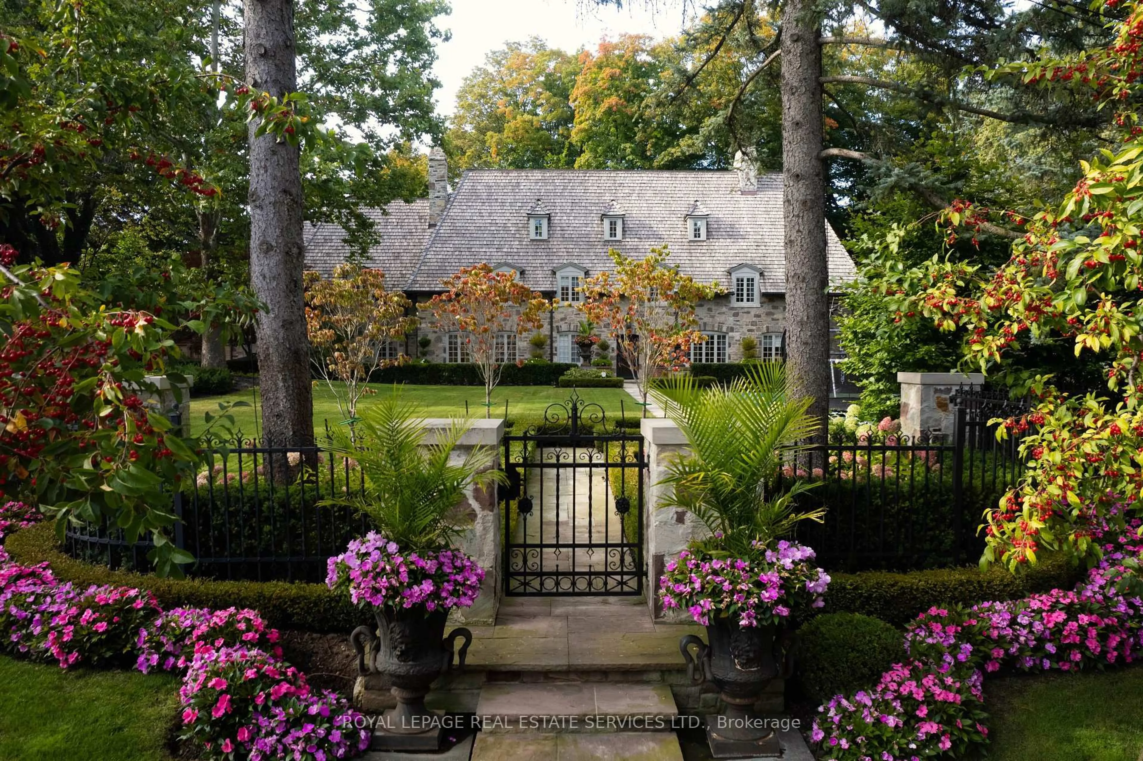 Patio, street for 108 Sandringham Dr, Toronto Ontario M3H 1C9