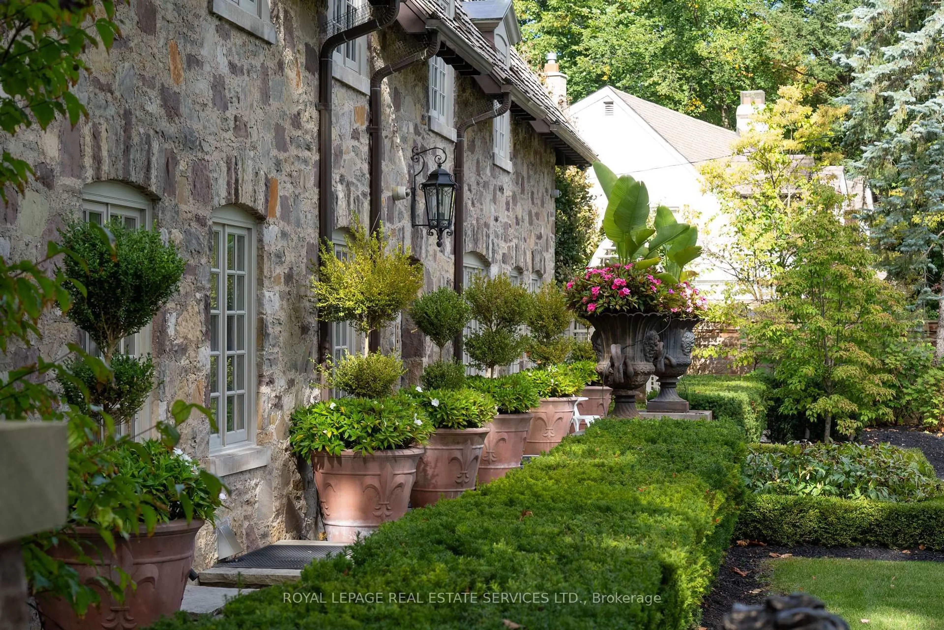 Patio, street for 108 Sandringham Dr, Toronto Ontario M3H 1C9