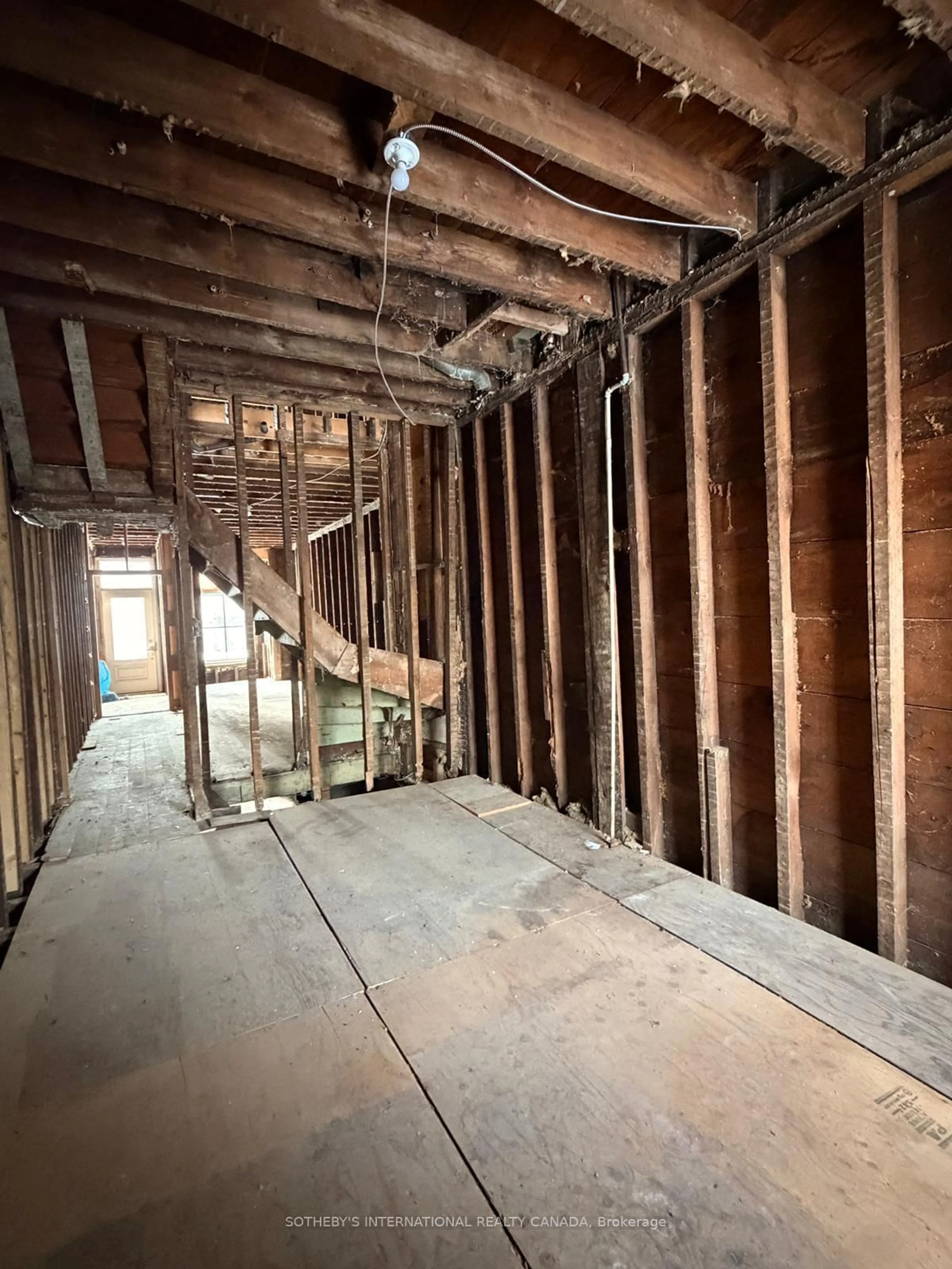 A pic of a room for 483 Roxton Rd, Toronto Ontario M6G 3R5