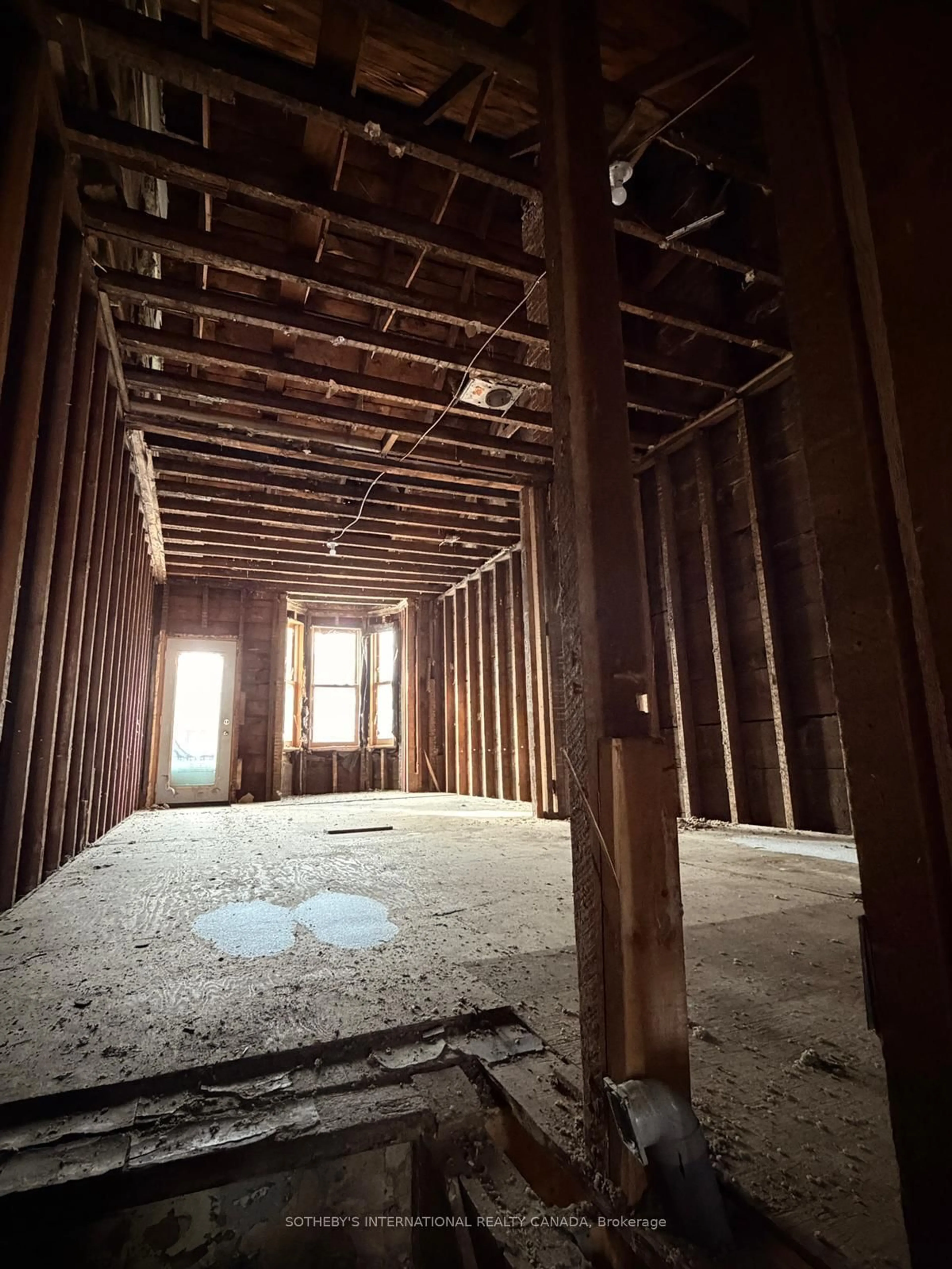 A pic of a room for 483 Roxton Rd, Toronto Ontario M6G 3R5