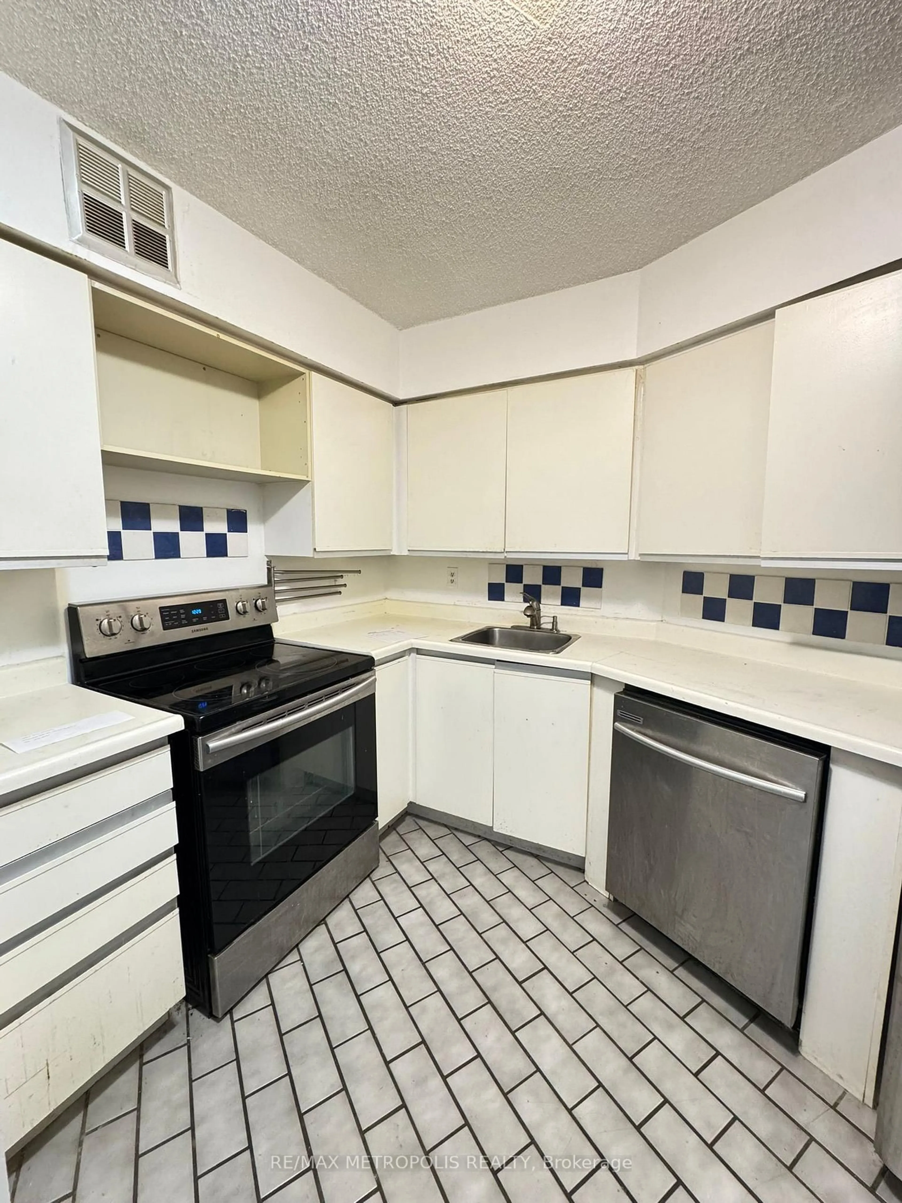 Standard kitchen, ceramic/tile floor for 250 Queens Quay #704, Toronto Ontario M5J 2N2