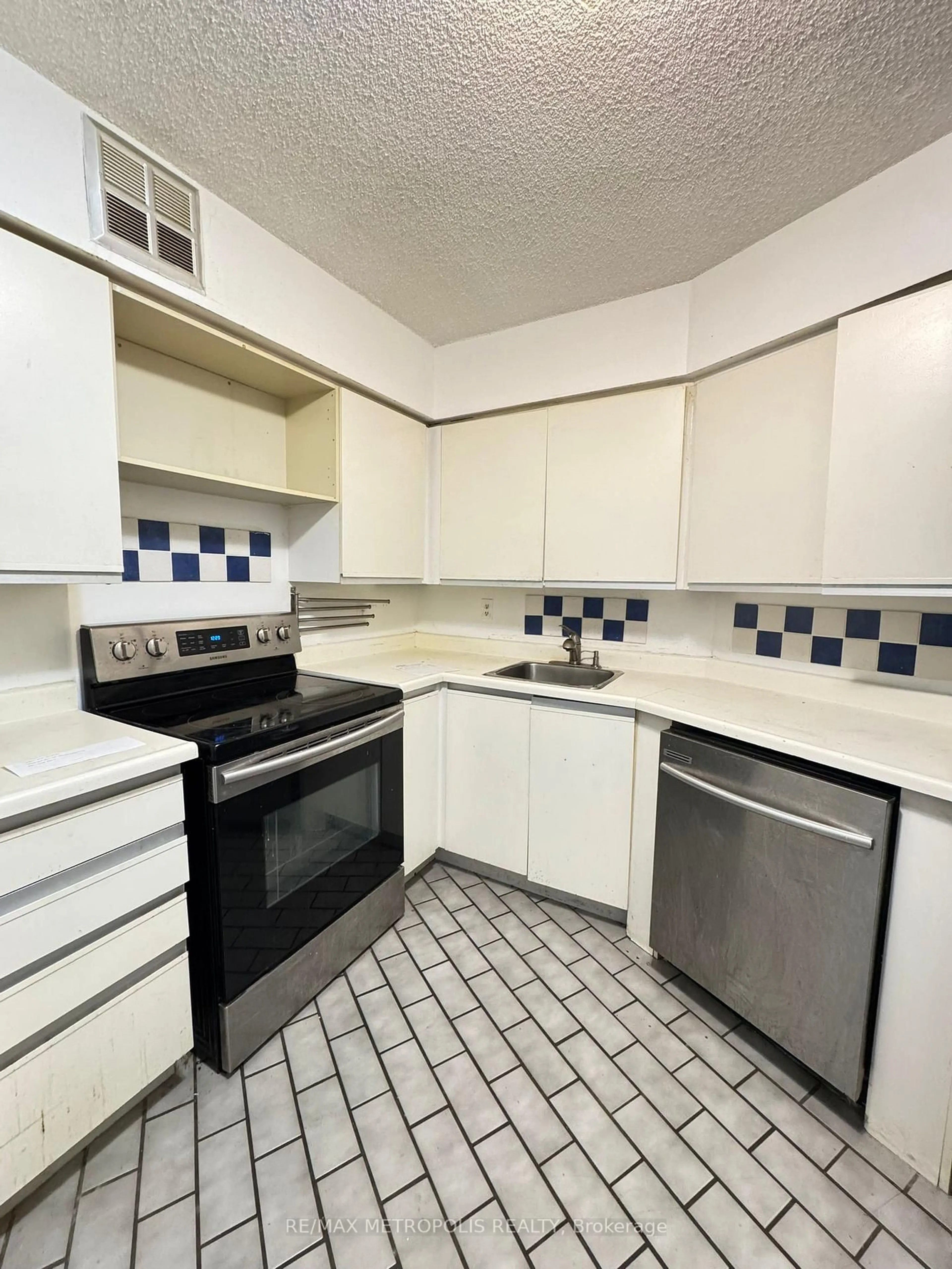 Standard kitchen, unknown for 250 Queens Quay #704, Toronto Ontario M5J 2N2