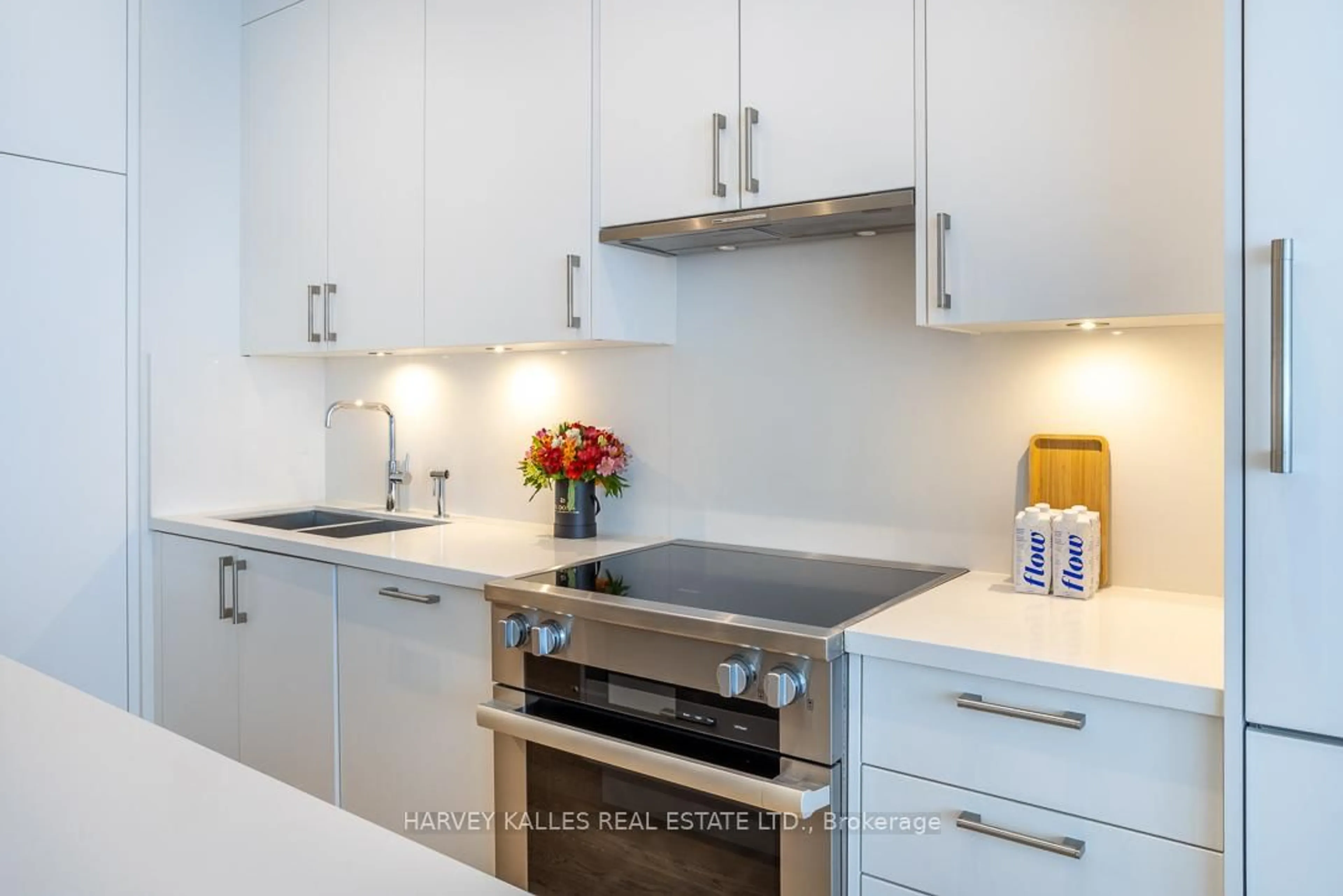 Standard kitchen, unknown for 111 St Clair Ave #1013, Toronto Ontario M4V 1N5