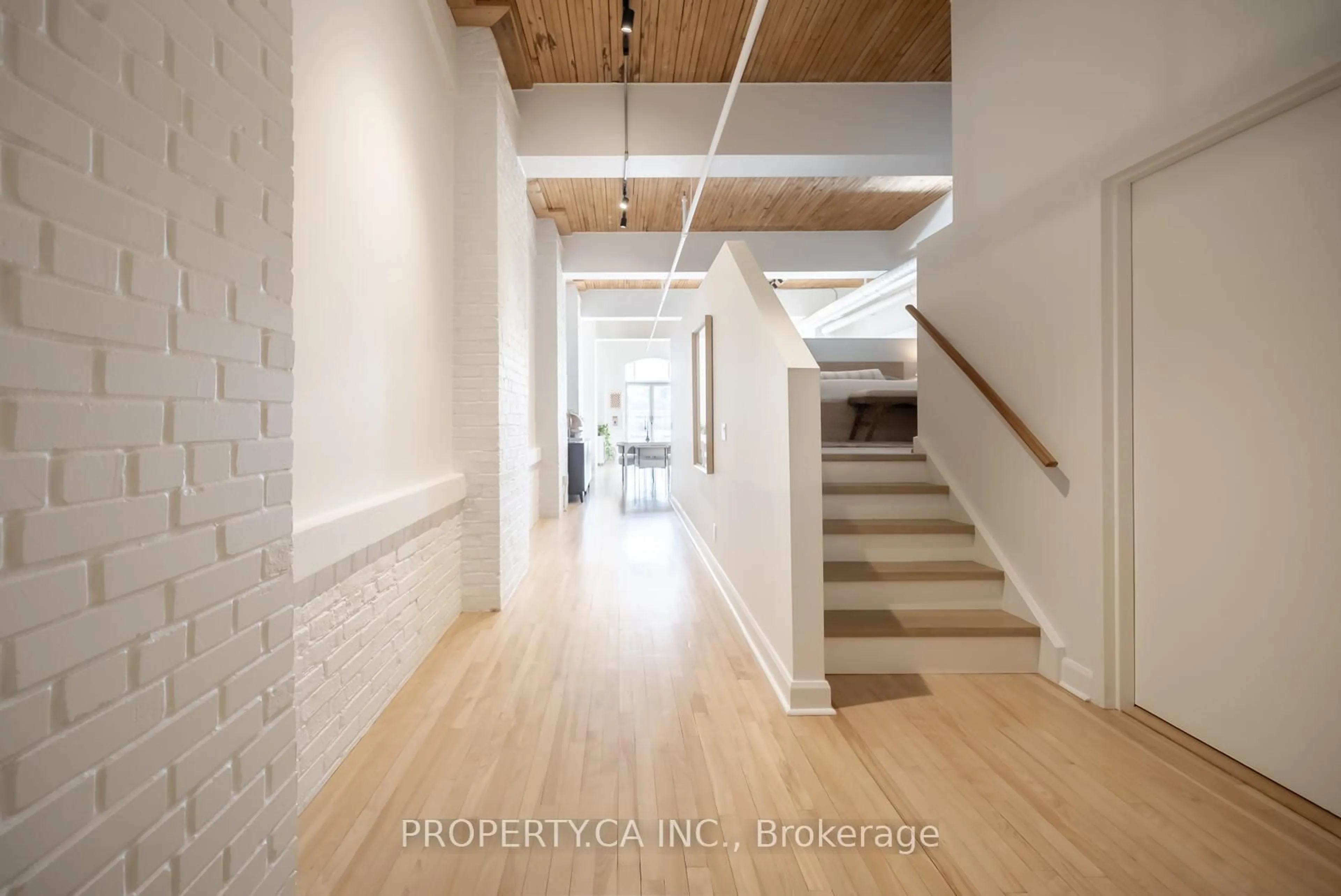 Indoor entryway for 993 Queen St #409, Toronto Ontario M6J 1H2